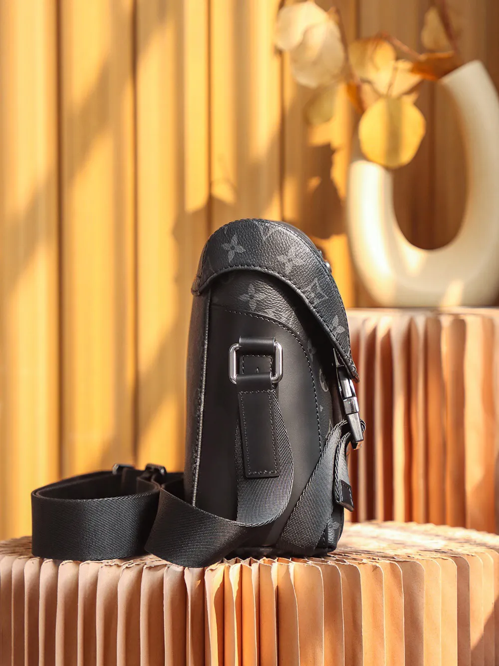 P¥900👉163C01 transcoding chip👈𝐕𝐎𝐘𝐀𝐆𝐄𝐑 Messenger bag #M40511 [Top-level inspection-free, all-steel hardware] ▪️Size: 33*22.5*11cm▪️ A must-have for men, very stylish on the back, Inspired by the classic college style, it not only has a good-looking and stylish appearance, but also has a large capacity. The upper body effect is super handsome, and the unique lock buckle has a sense of design. It is the ceiling of a commuter men's bag. The low-key appearance of the black flower highly highlights the masculine temperament. It is the most suitable messenger bag for fashionable men.