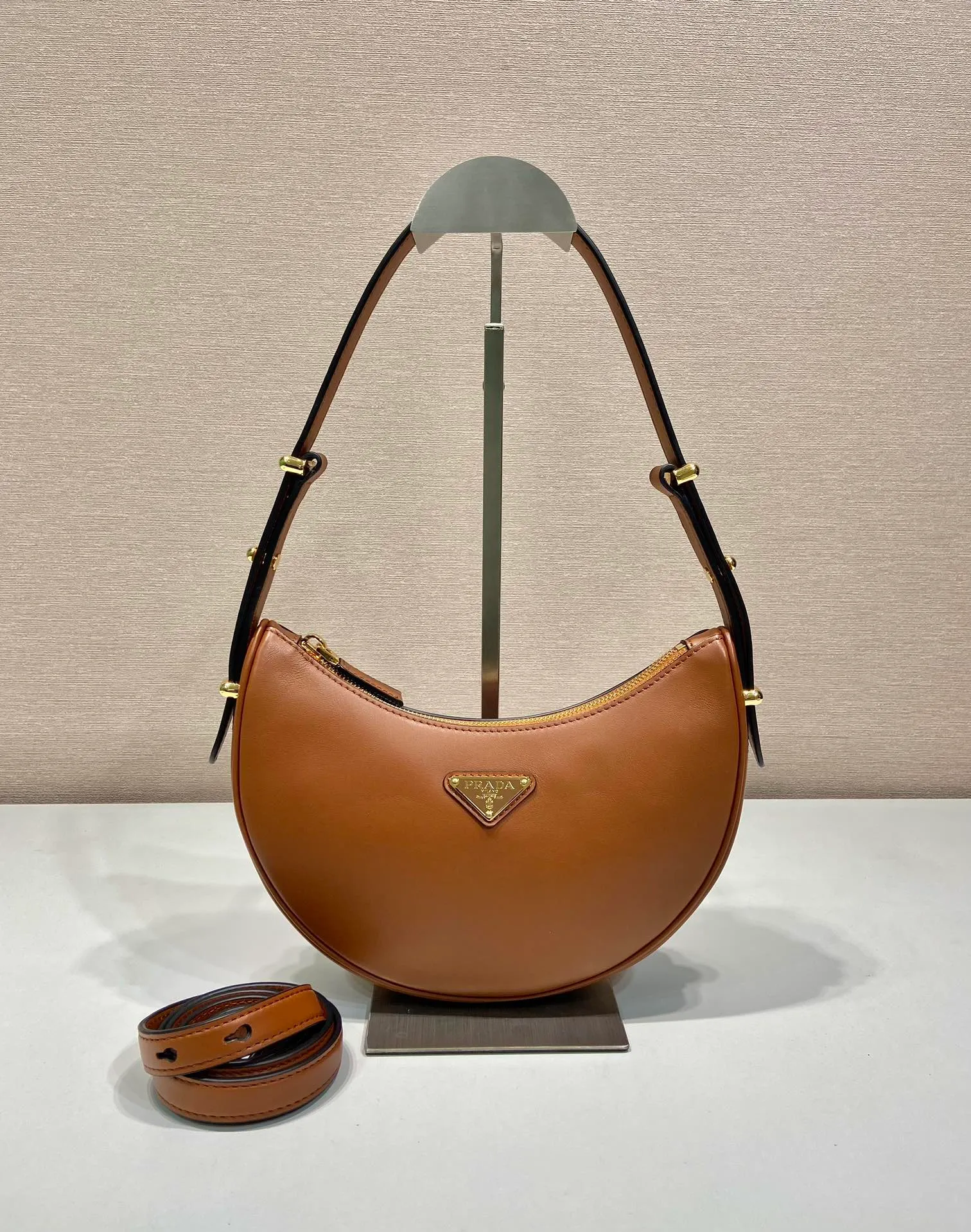 💰1700🎉Moon Handbag🎉1BC194 Double Shoulder Strap🎉🎉 This simple Moon handbag uses cowhide to bring out the modern and versatile charm. The curved body design is equipped with 2 long/short adjustable shoulder straps, making it easy to change the shape at will. It is equipped with imported lambskin inside, and the metal accessories add to the bright style. The upper body effect is very cool/fashionable. It is another popular style that will never go out of style🎉Babies, hurry up and get it🎉 Length 22.5x Height 18.5x Bottom 6.5cm