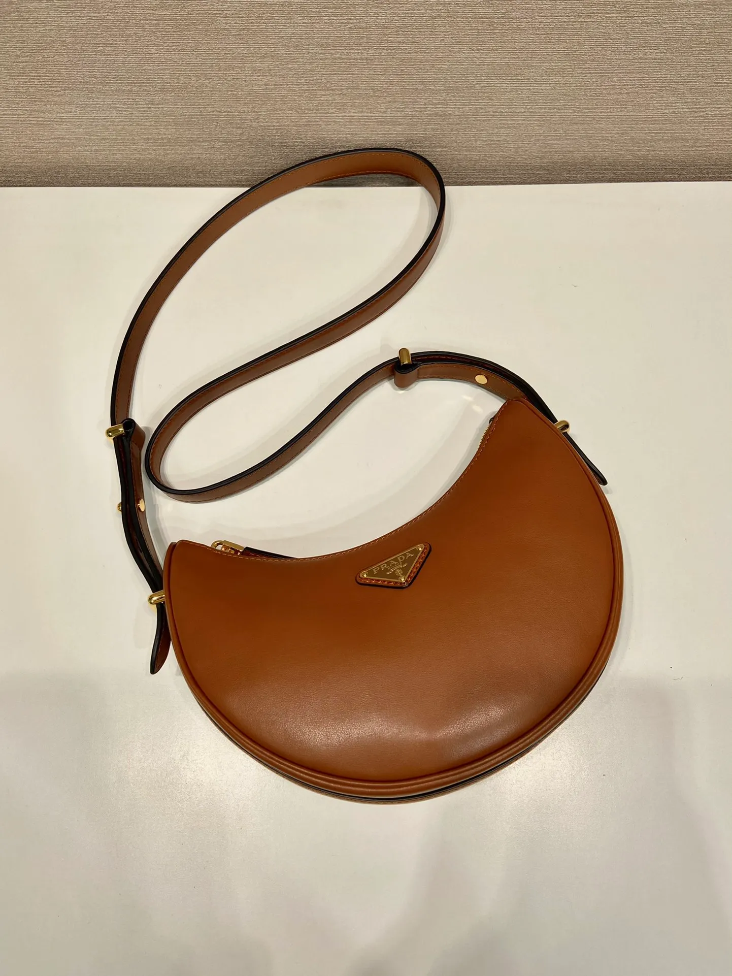 💰1700🎉Moon Handbag🎉1BC194 Double Shoulder Strap🎉🎉 This simple Moon handbag uses cowhide to bring out the modern and versatile charm. The curved body design is equipped with 2 long/short adjustable shoulder straps, making it easy to change the shape at will. It is equipped with imported lambskin inside, and the metal accessories add to the bright style. The upper body effect is very cool/fashionable. It is another popular style that will never go out of style🎉Babies, hurry up and get it🎉 Length 22.5x Height 18.5x Bottom 6.5cm