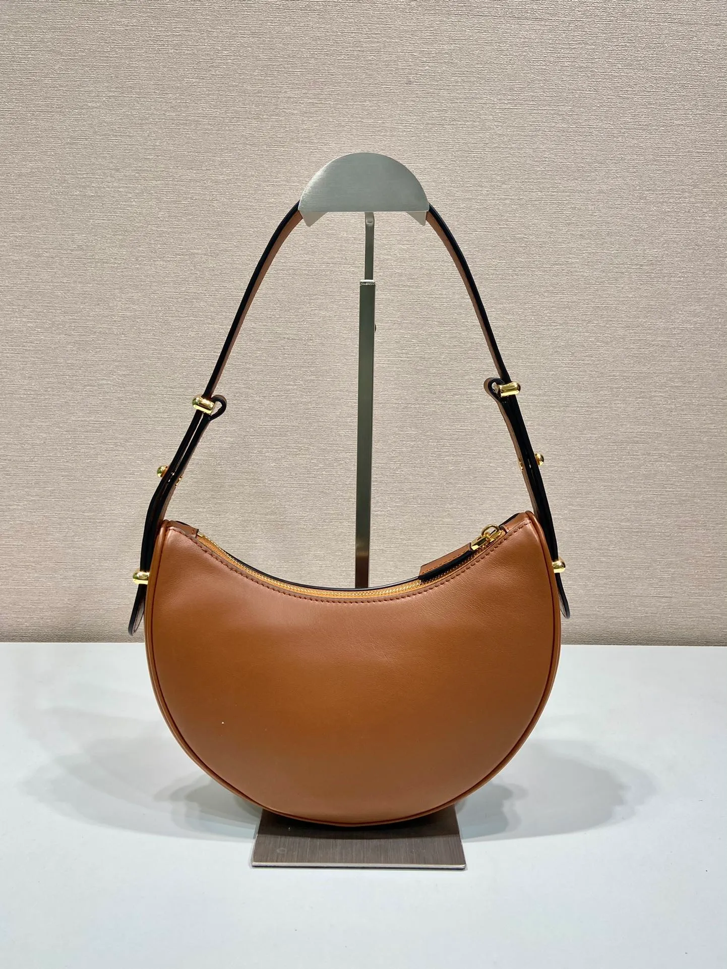 💰1700🎉Moon Handbag🎉1BC194 Double Shoulder Strap🎉🎉 This simple Moon handbag uses cowhide to bring out the modern and versatile charm. The curved body design is equipped with 2 long/short adjustable shoulder straps, making it easy to change the shape at will. It is equipped with imported lambskin inside, and the metal accessories add to the bright style. The upper body effect is very cool/fashionable. It is another popular style that will never go out of style🎉Babies, hurry up and get it🎉 Length 22.5x Height 18.5x Bottom 6.5cm