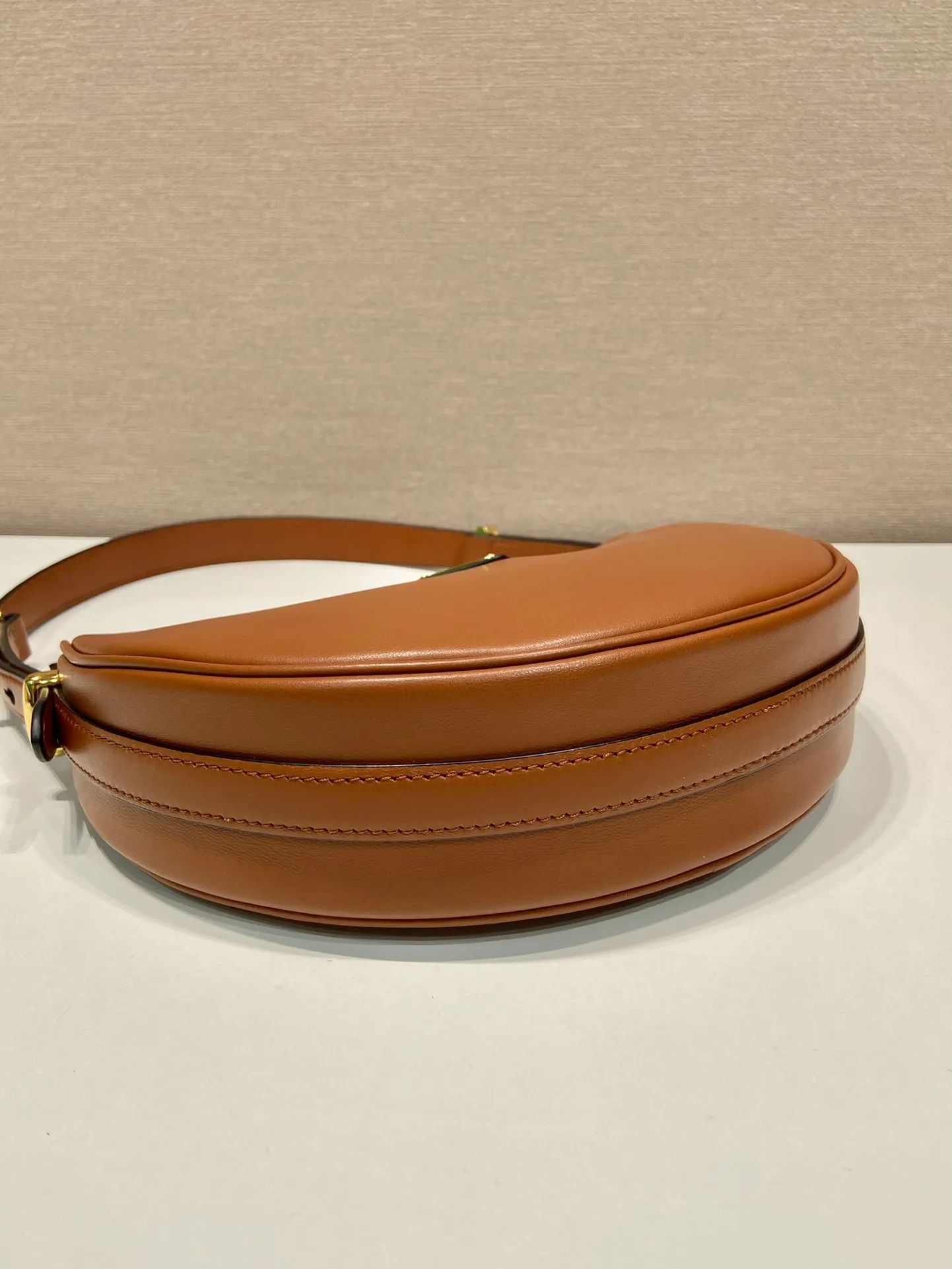 💰1700🎉Moon Handbag🎉1BC194 Double Shoulder Strap🎉🎉 This simple Moon handbag uses cowhide to bring out the modern and versatile charm. The curved body design is equipped with 2 long/short adjustable shoulder straps, making it easy to change the shape at will. It is equipped with imported lambskin inside, and the metal accessories add to the bright style. The upper body effect is very cool/fashionable. It is another popular style that will never go out of style🎉Babies, hurry up and get it🎉 Length 22.5x Height 18.5x Bottom 6.5cm