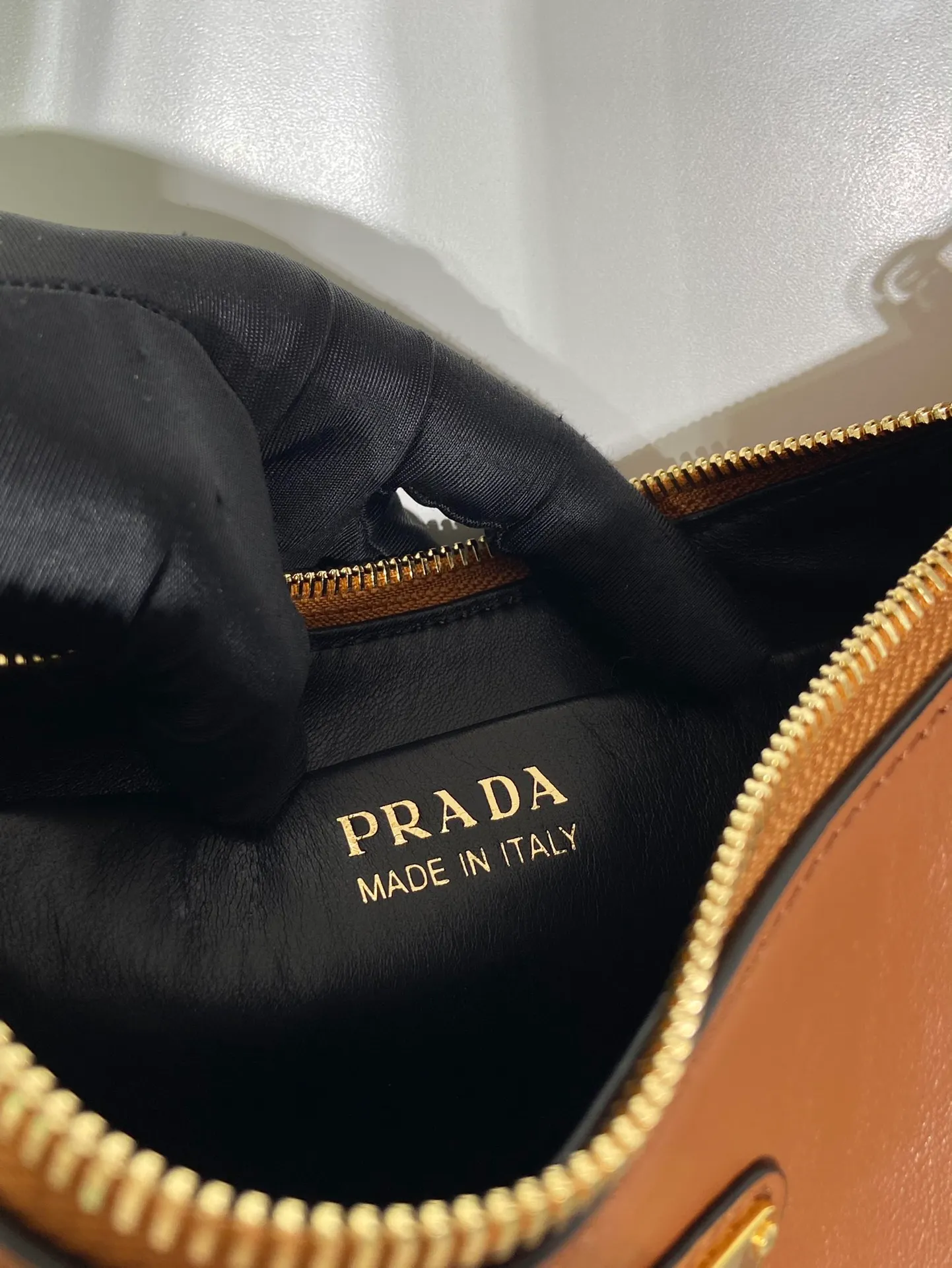 💰1700🎉Moon Handbag🎉1BC194 Double Shoulder Strap🎉🎉 This simple Moon handbag uses cowhide to bring out the modern and versatile charm. The curved body design is equipped with 2 long/short adjustable shoulder straps, making it easy to change the shape at will. It is equipped with imported lambskin inside, and the metal accessories add to the bright style. The upper body effect is very cool/fashionable. It is another popular style that will never go out of style🎉Babies, hurry up and get it🎉 Length 22.5x Height 18.5x Bottom 6.5cm