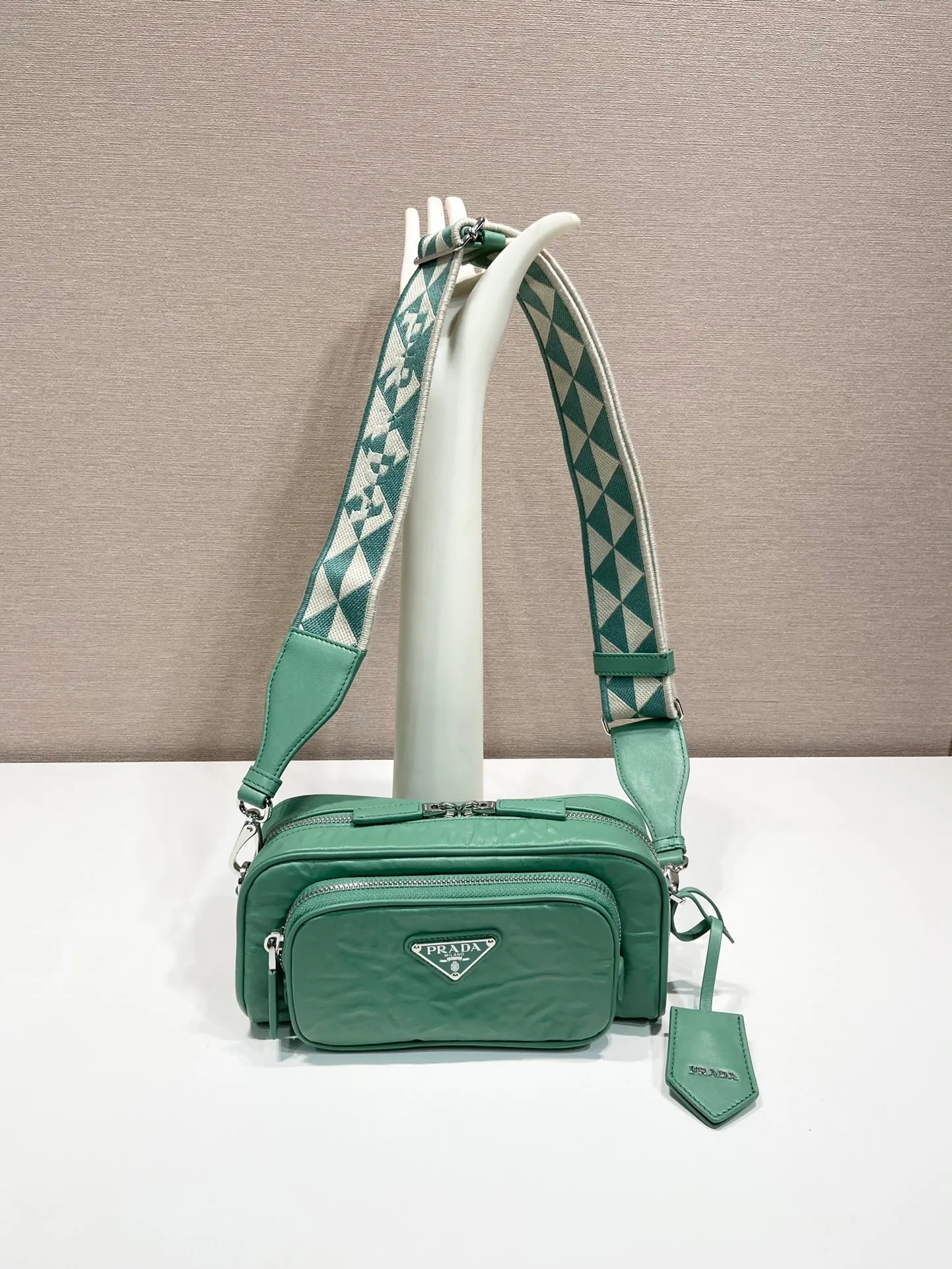 💰1640🎉New Boston🎉1BH198 catwalk style🎉🎉 This casual and classic handbag is made of soft sheepskin inside and out. The hand-made pleat effect is particularly fashionable. It is equipped with a detachable printed embroidered webbing. The body is equipped with a front pocket design and large capacity. It was also unveiled in the 2023 spring and summer series fashion show. The upper body effect must be eye-catching. Babies, hurry up and get it🎉🎉 Length 22x Height 10.5x Bottom 7cm🎉🎉