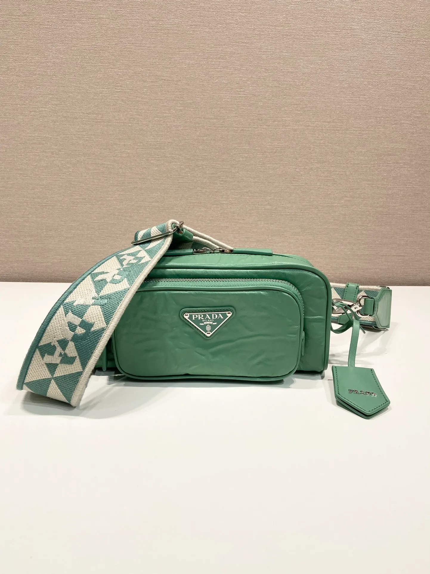 💰1640🎉New Boston🎉1BH198 catwalk style🎉🎉 This casual and classic handbag is made of soft sheepskin inside and out. The hand-made pleat effect is particularly fashionable. It is equipped with a detachable printed embroidered webbing. The body is equipped with a front pocket design and large capacity. It was also unveiled in the 2023 spring and summer series fashion show. The upper body effect must be eye-catching. Babies, hurry up and get it🎉🎉 Length 22x Height 10.5x Bottom 7cm🎉🎉