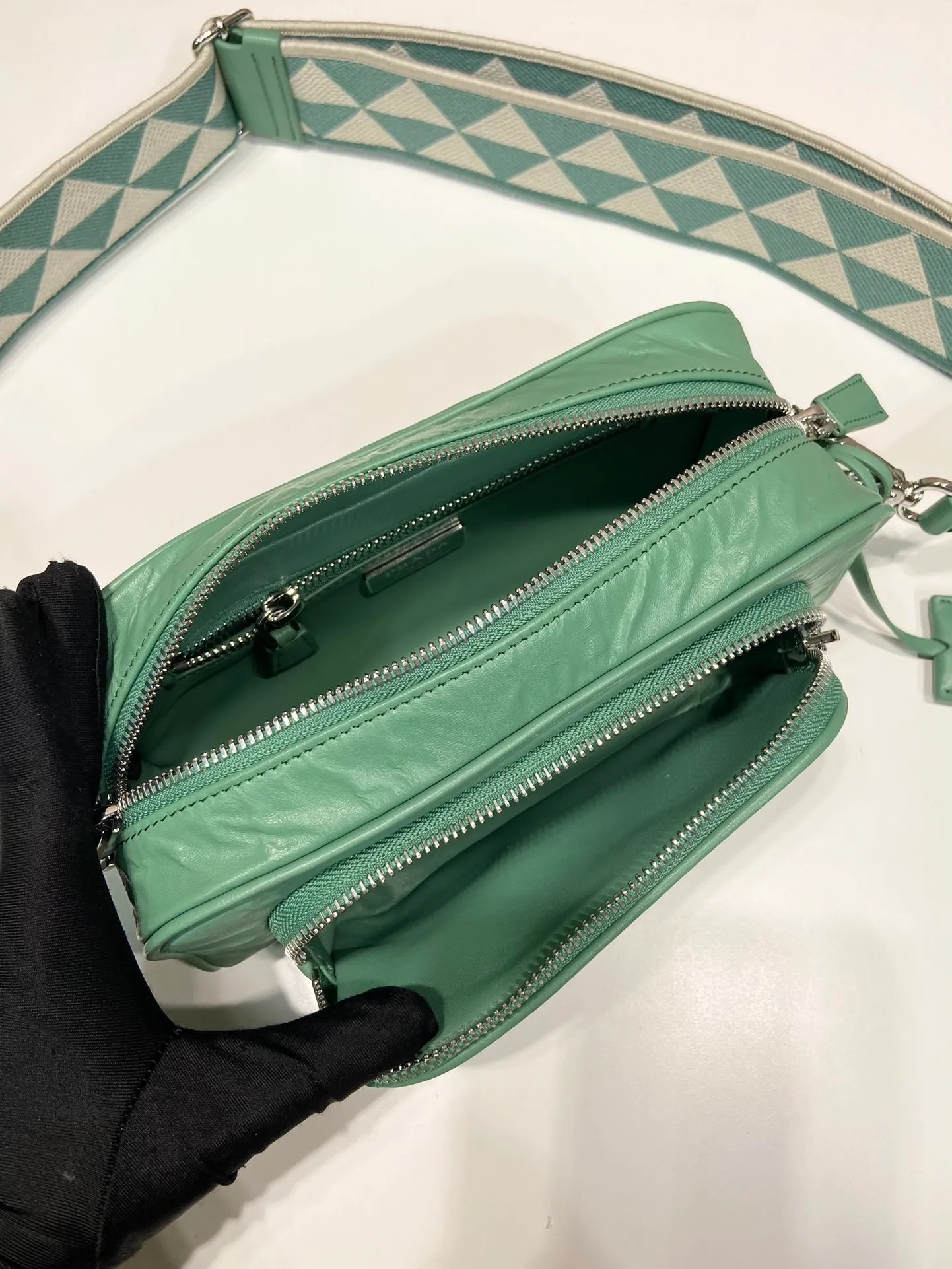 💰1640🎉New Boston🎉1BH198 catwalk style🎉🎉 This casual and classic handbag is made of soft sheepskin inside and out. The hand-made pleat effect is particularly fashionable. It is equipped with a detachable printed embroidered webbing. The body is equipped with a front pocket design and large capacity. It was also unveiled in the 2023 spring and summer series fashion show. The upper body effect must be eye-catching. Babies, hurry up and get it🎉🎉 Length 22x Height 10.5x Bottom 7cm🎉🎉