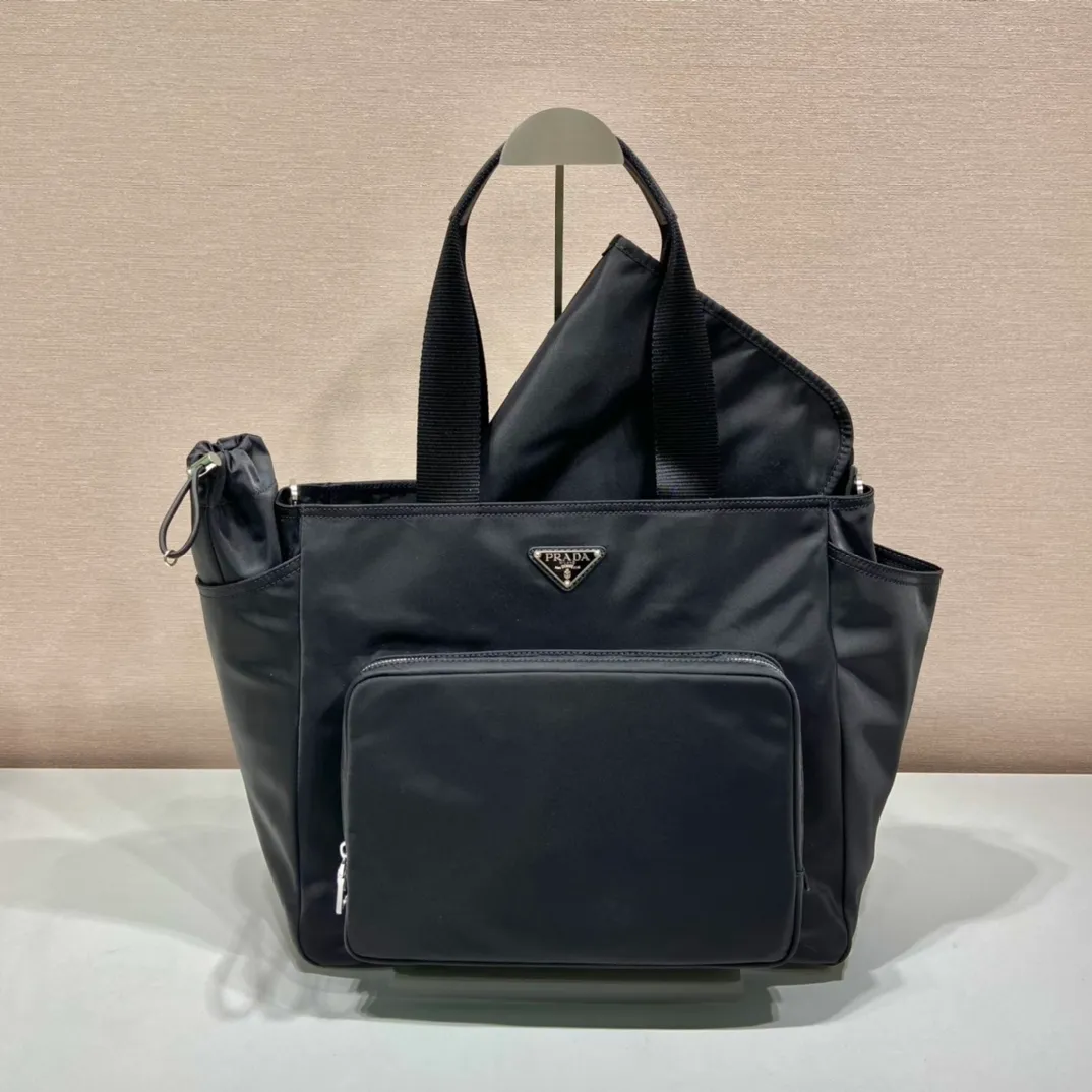 💰1320🎉Classic mommy bag🎉1BG102🎉🎉 This mommy bag is made of imported nylon fabric, the design is very practical😘It can also be used as a shopping bag/mommy bag. Kill two birds with one stone and feel fully equipped when going out🎉🎉. It comes with a seat cushion and cup holder. The functionality is fantastic. Get it now. Another popular style that will never go out of style🎉🎉 Length 35x Height 30x Bottom 17cm