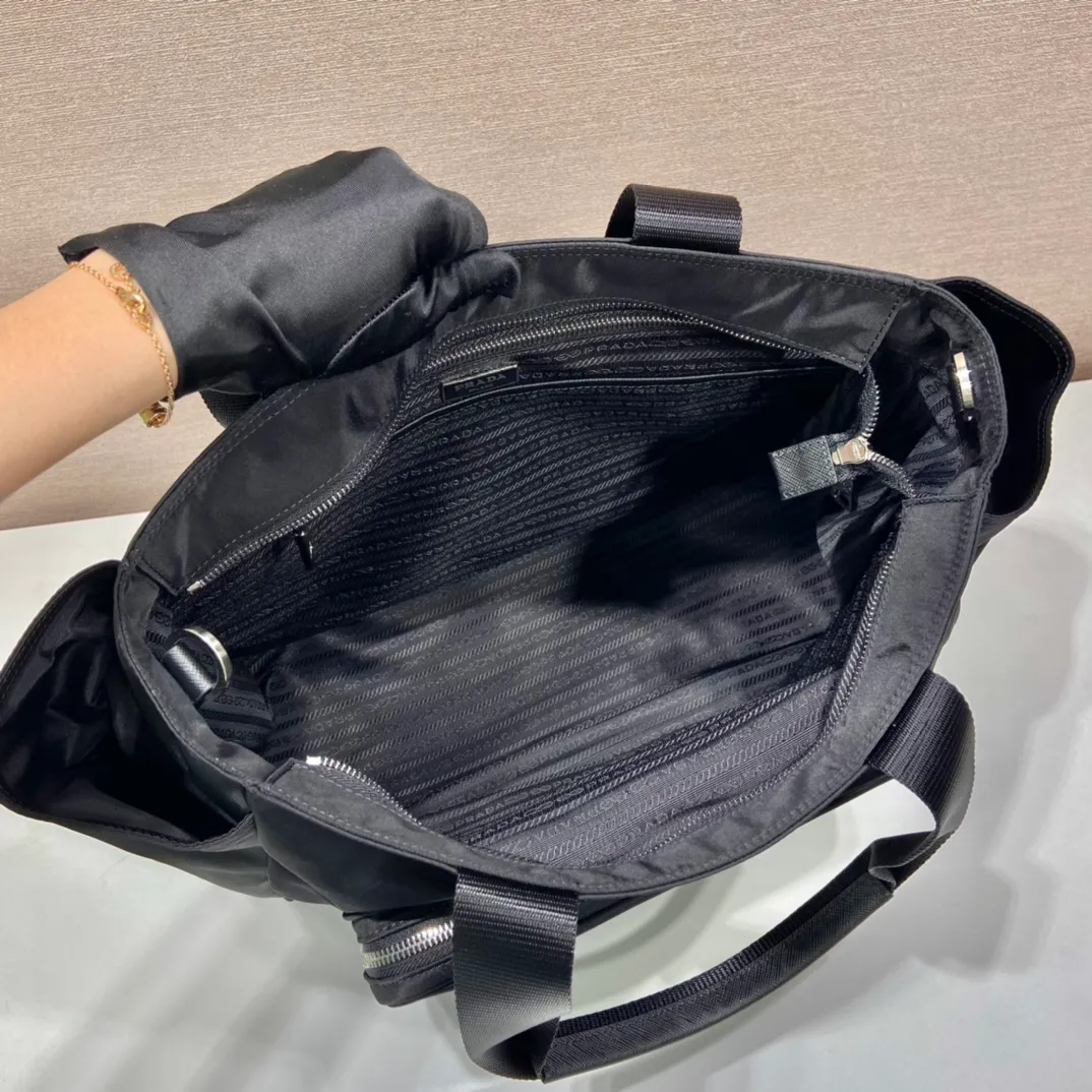 💰1320🎉Classic mommy bag🎉1BG102🎉🎉 This mommy bag is made of imported nylon fabric, the design is very practical😘It can also be used as a shopping bag/mommy bag. Kill two birds with one stone and feel fully equipped when going out🎉🎉. It comes with a seat cushion and cup holder. The functionality is fantastic. Get it now. Another popular style that will never go out of style🎉🎉 Length 35x Height 30x Bottom 17cm
