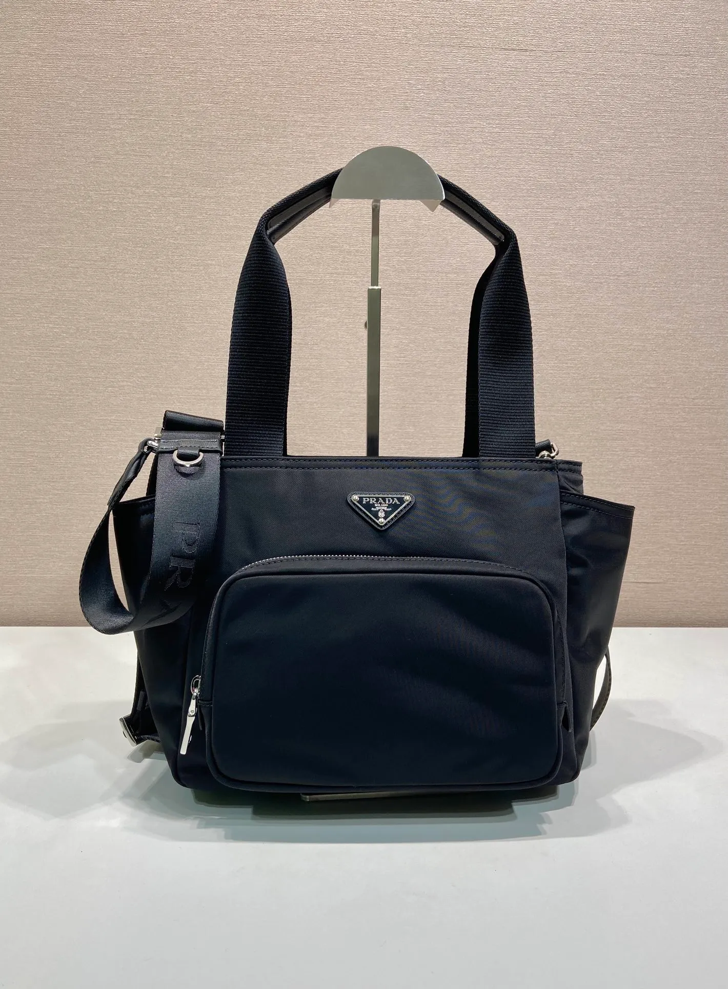💰1120🎉New Mommy Bag🎉1BG582 Small🎉🎉 This Re-Nylon tote bag is designed to be lightweight and versatile. This sleek accessory features multiple interior and exterior pockets and is embellished with the signature enameled metal triangle logo. Woven strap handle, adjustable woven logo strap, front zipper pocket, 2 open side pockets, back zipper pocket, large capacity, another popular style that will never go out of style🎉🎉Babies, hurry up and get it🎉🎉 Length 26x Height 22x Bottom 13cm🎉🎉🎉💰💰💰