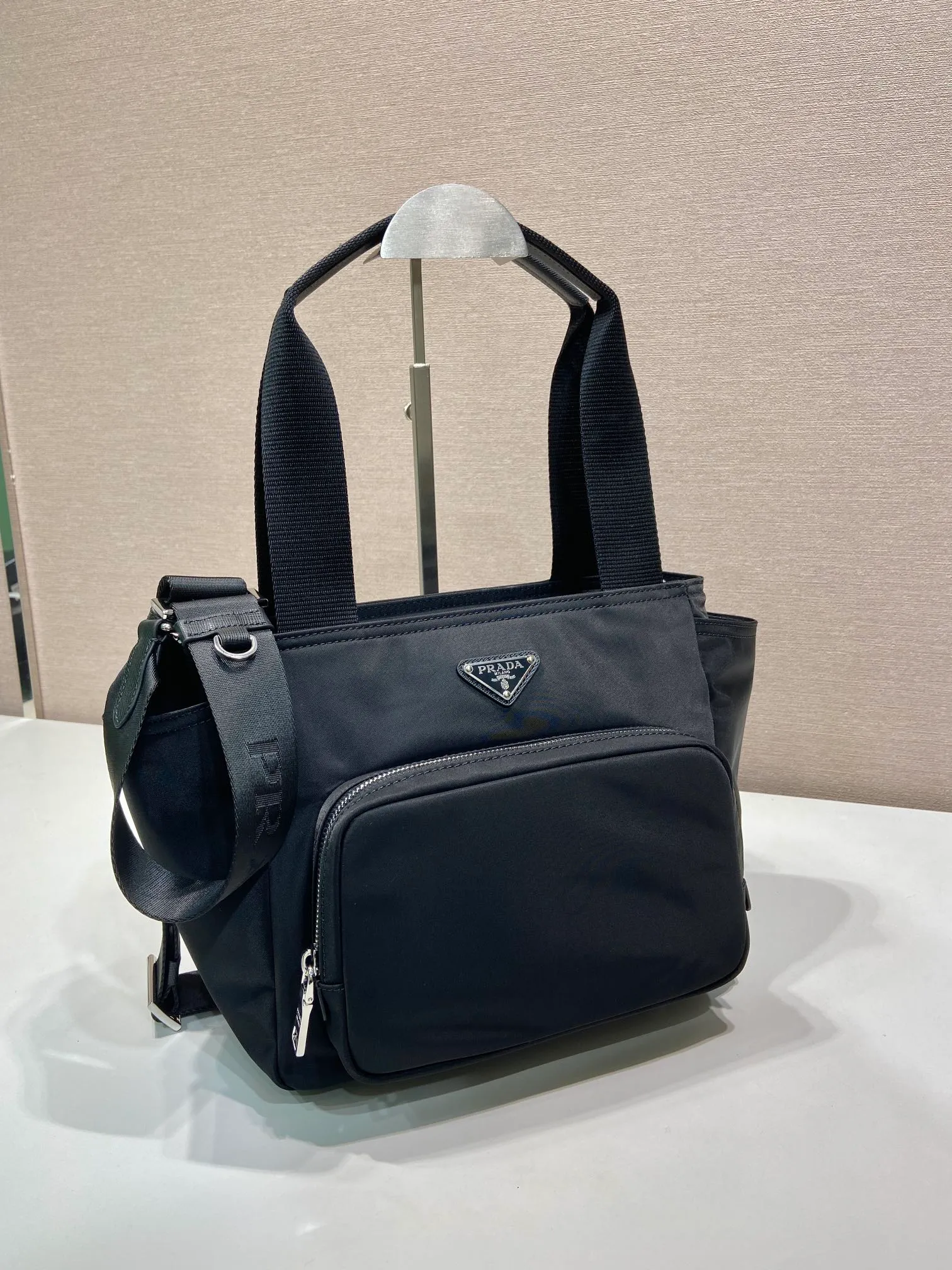💰1120🎉New Mommy Bag🎉1BG582 Small🎉🎉 This Re-Nylon tote bag is designed to be lightweight and versatile. This sleek accessory features multiple interior and exterior pockets and is embellished with the signature enameled metal triangle logo. Woven strap handle, adjustable woven logo strap, front zipper pocket, 2 open side pockets, back zipper pocket, large capacity, another popular style that will never go out of style🎉🎉Babies, hurry up and get it🎉🎉 Length 26x Height 22x Bottom 13cm🎉🎉🎉💰💰💰
