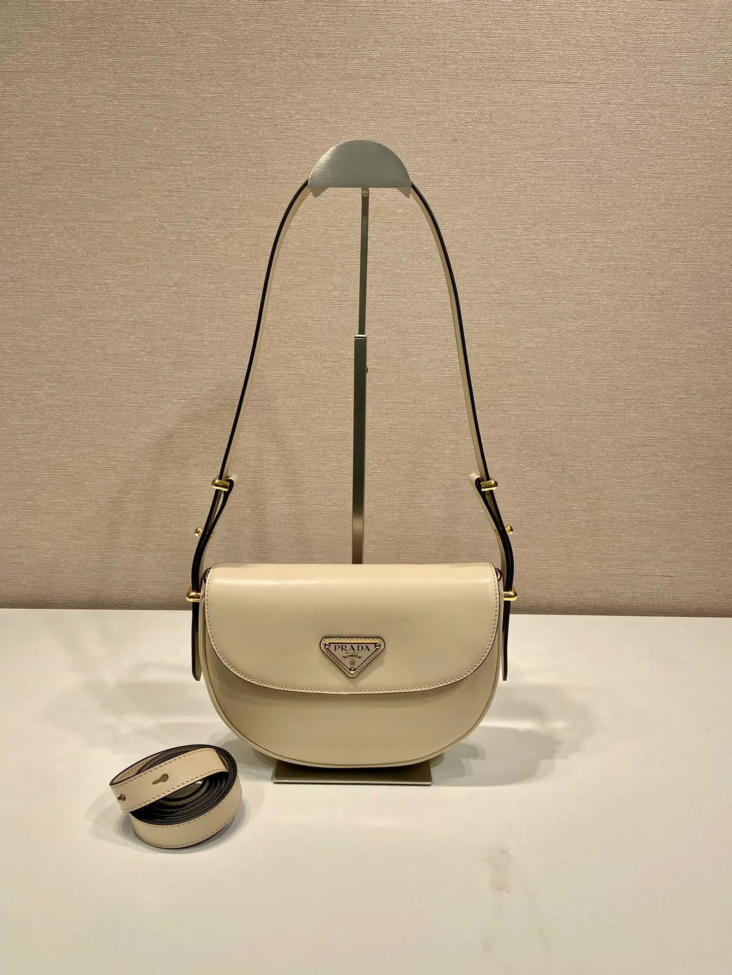 💰1600🎉New product🎉1BD365 double shoulder strap👏👏 This model is made of imported calfskin, with imported sheepskin inside. It has a clamshell design and is equipped with 2 detachable and adjustable shoulder straps. It can be carried on the shoulder or across the body, and is interchangeable in different occasions. It’s so perfect👏👏It has a large capacity, is fashionable and simple, babies. Hurry up and get it👏👏 Length 20x height 16x base 6cm🎉🎉🎉🎊🎊🎊