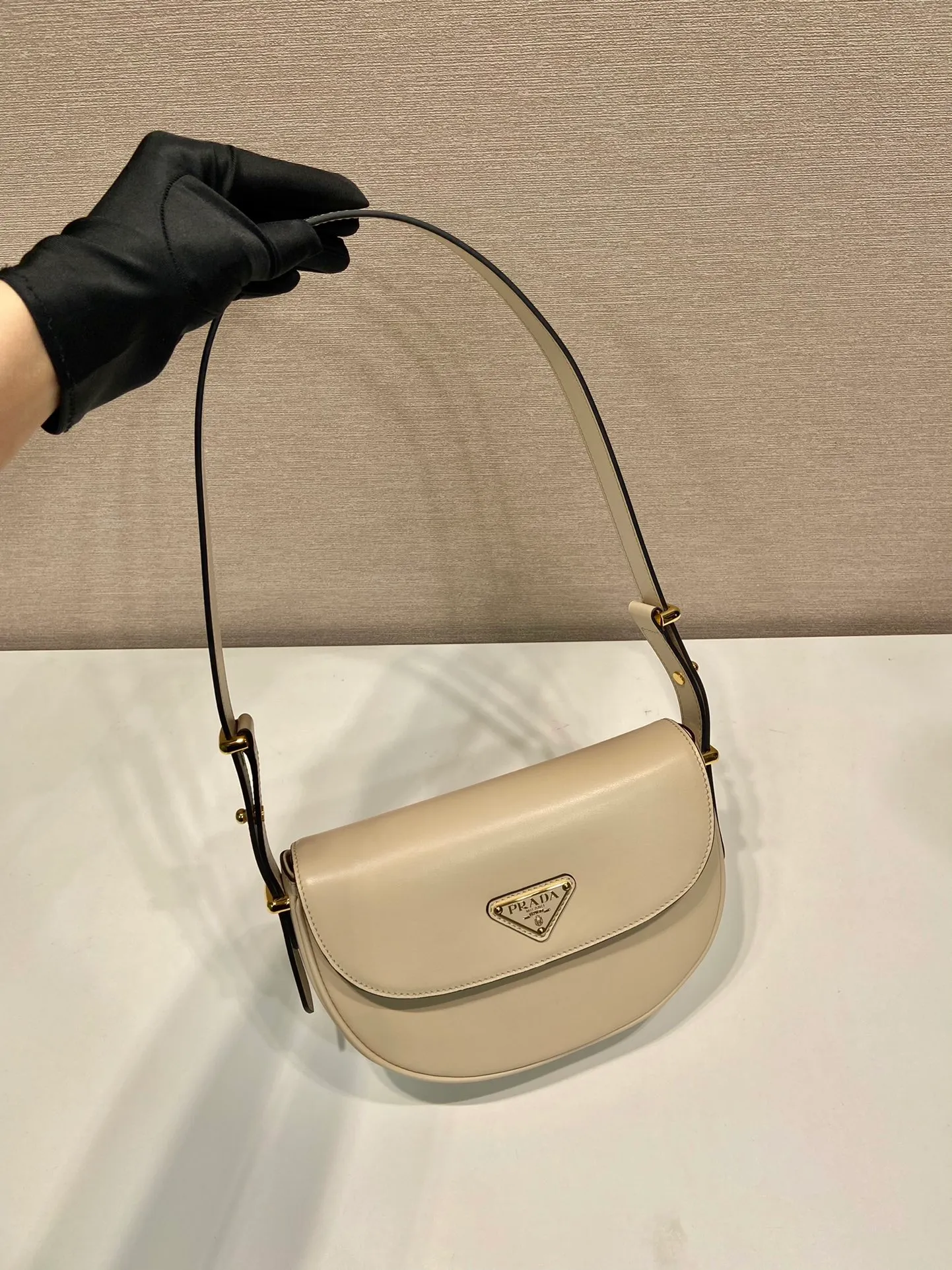 💰1600🎉New product🎉1BD365 double shoulder strap👏👏 This model is made of imported calfskin, with imported sheepskin inside. It has a clamshell design and is equipped with 2 detachable and adjustable shoulder straps. It can be carried on the shoulder or across the body, and is interchangeable in different occasions. It’s so perfect👏👏It has a large capacity, is fashionable and simple, babies. Hurry up and get it👏👏 Length 20x height 16x base 6cm🎉🎉🎉🎊🎊🎊