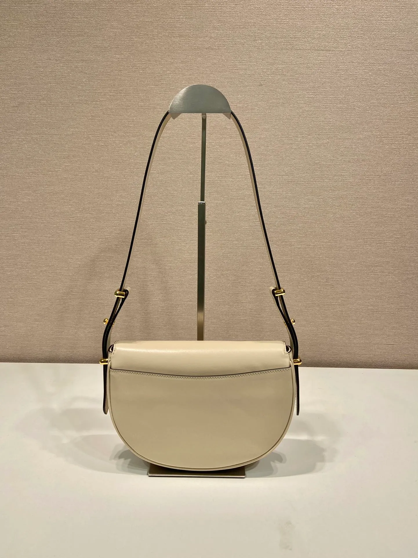 💰1600🎉New product🎉1BD365 double shoulder strap👏👏 This model is made of imported calfskin, with imported sheepskin inside. It has a clamshell design and is equipped with 2 detachable and adjustable shoulder straps. It can be carried on the shoulder or across the body, and is interchangeable in different occasions. It’s so perfect👏👏It has a large capacity, is fashionable and simple, babies. Hurry up and get it👏👏 Length 20x height 16x base 6cm🎉🎉🎉🎊🎊🎊