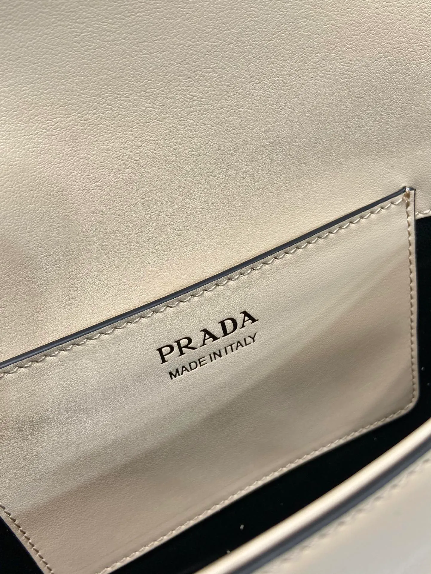 💰1600🎉New product🎉1BD365 double shoulder strap👏👏 This model is made of imported calfskin, with imported sheepskin inside. It has a clamshell design and is equipped with 2 detachable and adjustable shoulder straps. It can be carried on the shoulder or across the body, and is interchangeable in different occasions. It’s so perfect👏👏It has a large capacity, is fashionable and simple, babies. Hurry up and get it👏👏 Length 20x height 16x base 6cm🎉🎉🎉🎊🎊🎊