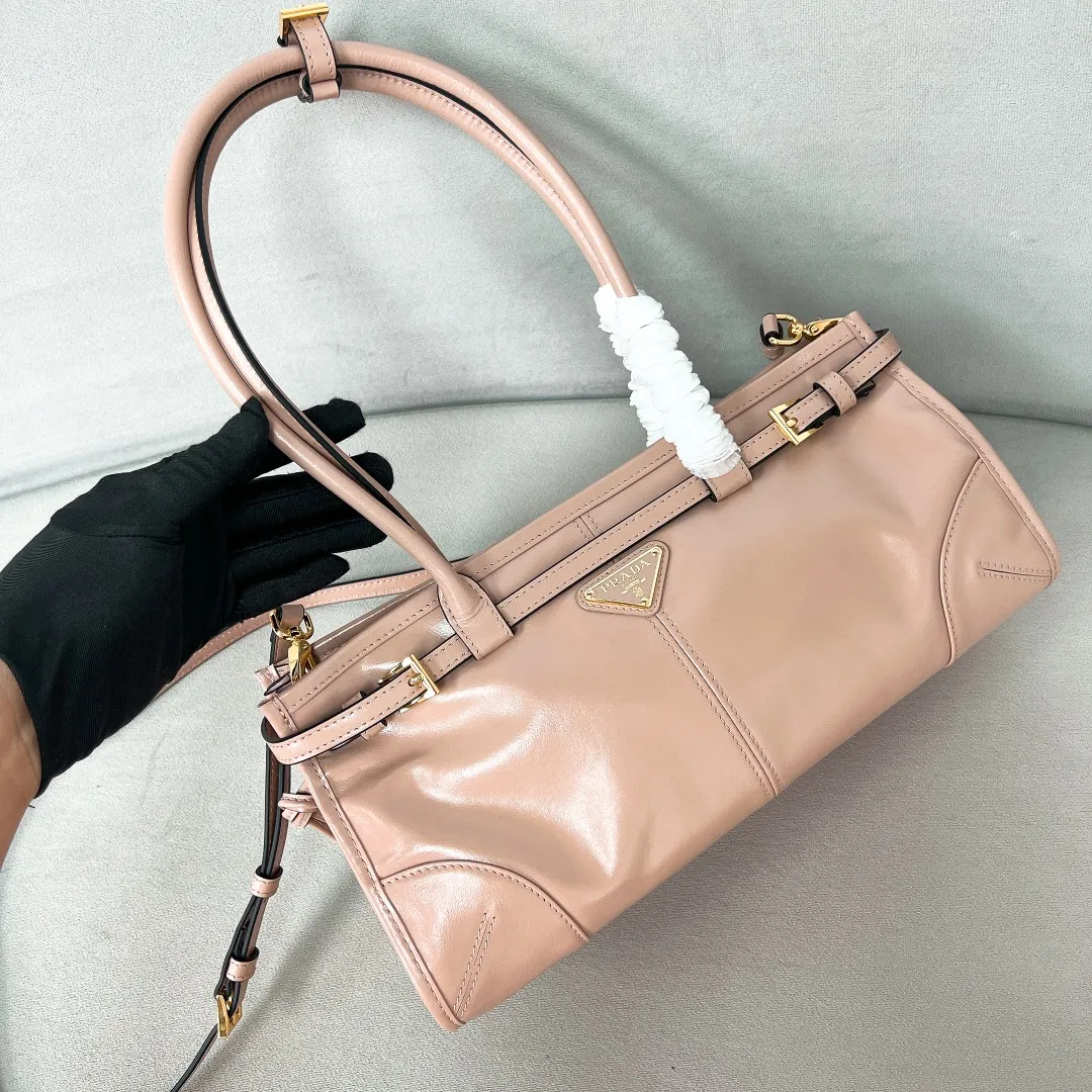 💰1840✨New model debut✨Oil-waxed leather LuxSoft handbag large size 1BA426 Popular LuxSoftBag Retro oil-waxed leather with gold hardware Iconic triangle logo Comes with a long shoulder strap Can be carried on one shoulder or crossbody The fashionable feel is straight forward Size 32*15.5*12 rouge powder