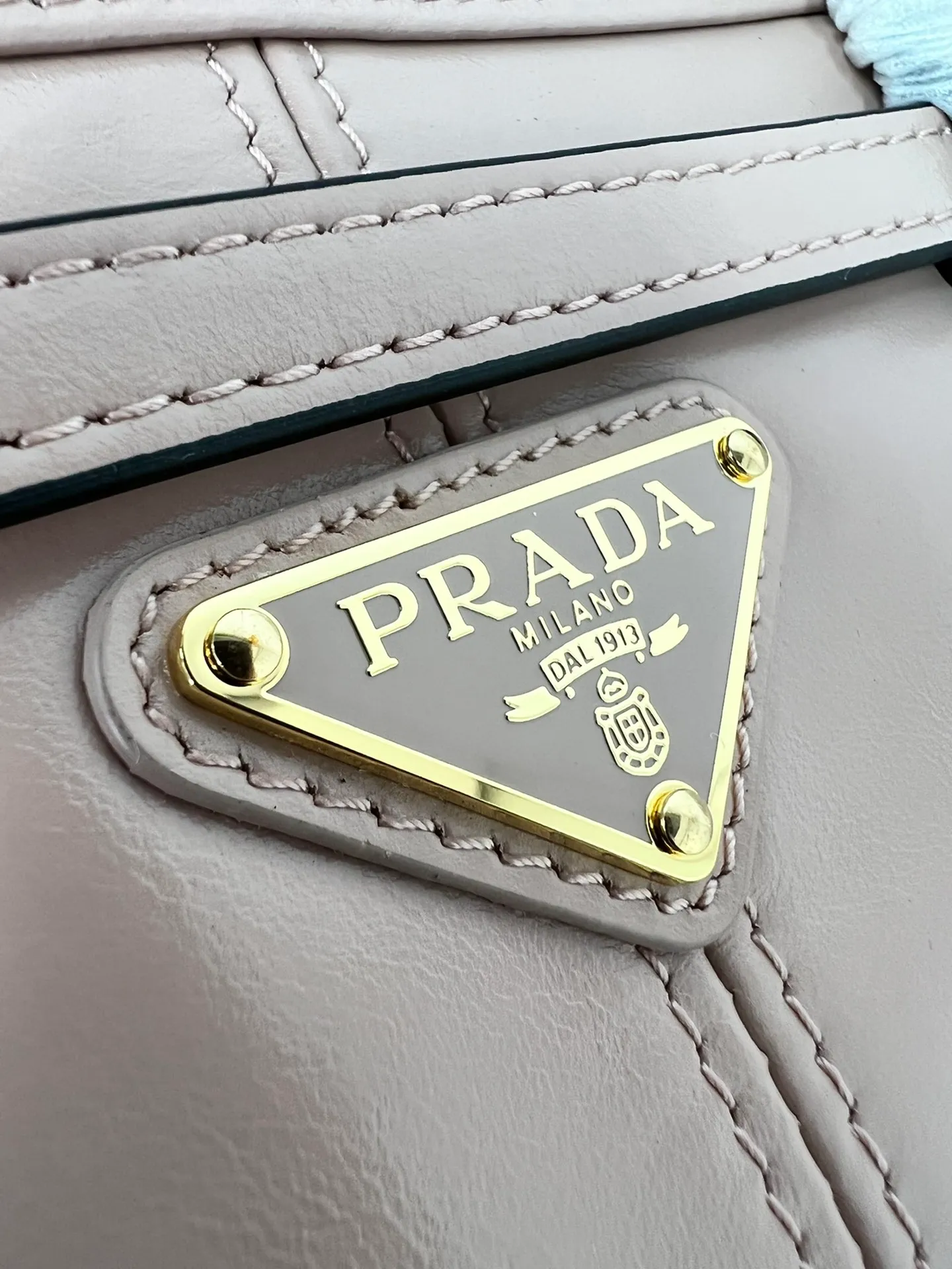 💰1840✨New model debut✨Oil-waxed leather LuxSoft handbag large size 1BA426 Popular LuxSoftBag Retro oil-waxed leather with gold hardware Iconic triangle logo Comes with a long shoulder strap Can be carried on one shoulder or crossbody The fashionable feel is straight forward Size 32*15.5*12 rouge powder