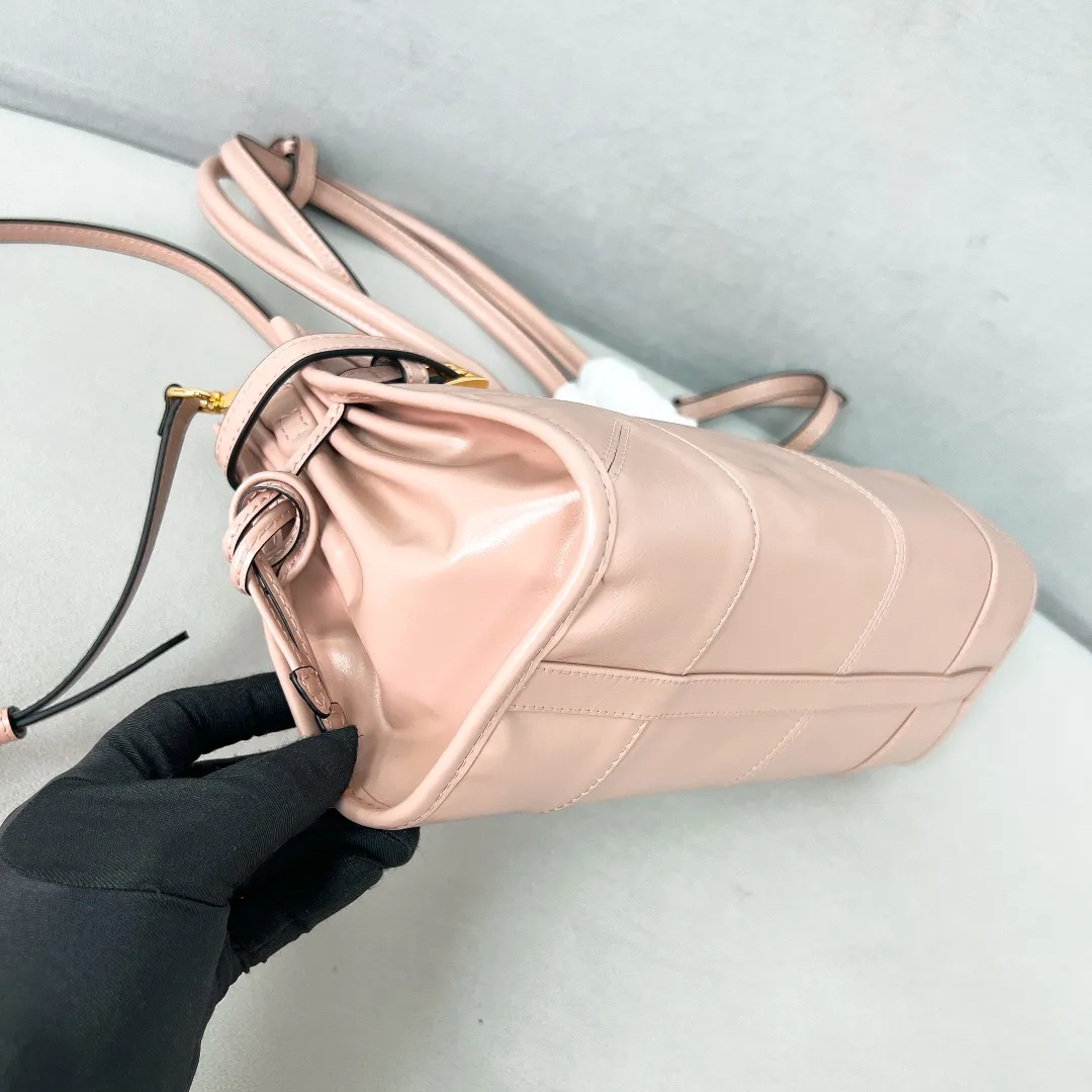 💰1840✨New model debut✨Oil-waxed leather LuxSoft handbag large size 1BA426 Popular LuxSoftBag Retro oil-waxed leather with gold hardware Iconic triangle logo Comes with a long shoulder strap Can be carried on one shoulder or crossbody The fashionable feel is straight forward Size 32*15.5*12 rouge powder