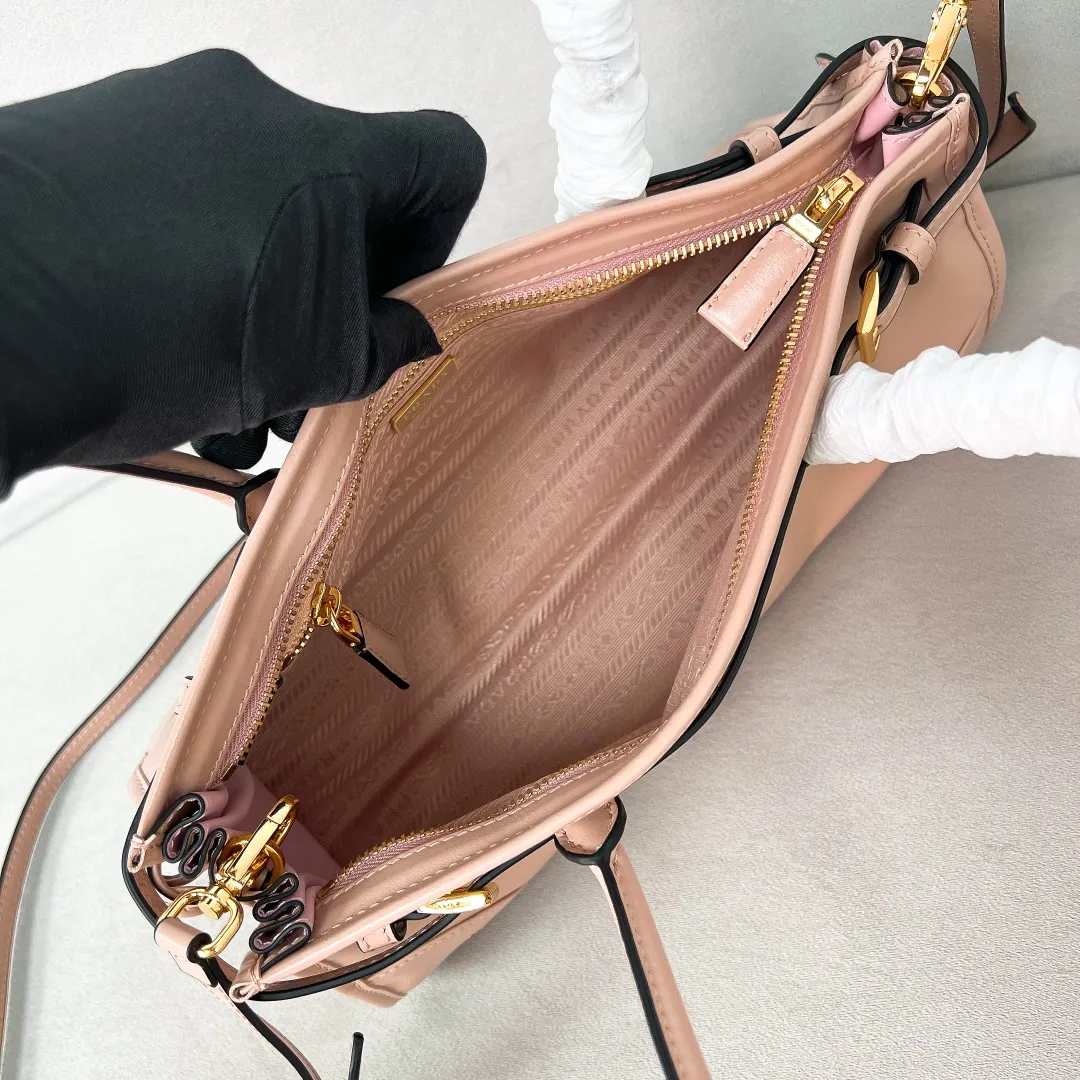 💰1840✨New model debut✨Oil-waxed leather LuxSoft handbag large size 1BA426 Popular LuxSoftBag Retro oil-waxed leather with gold hardware Iconic triangle logo Comes with a long shoulder strap Can be carried on one shoulder or crossbody The fashionable feel is straight forward Size 32*15.5*12 rouge powder