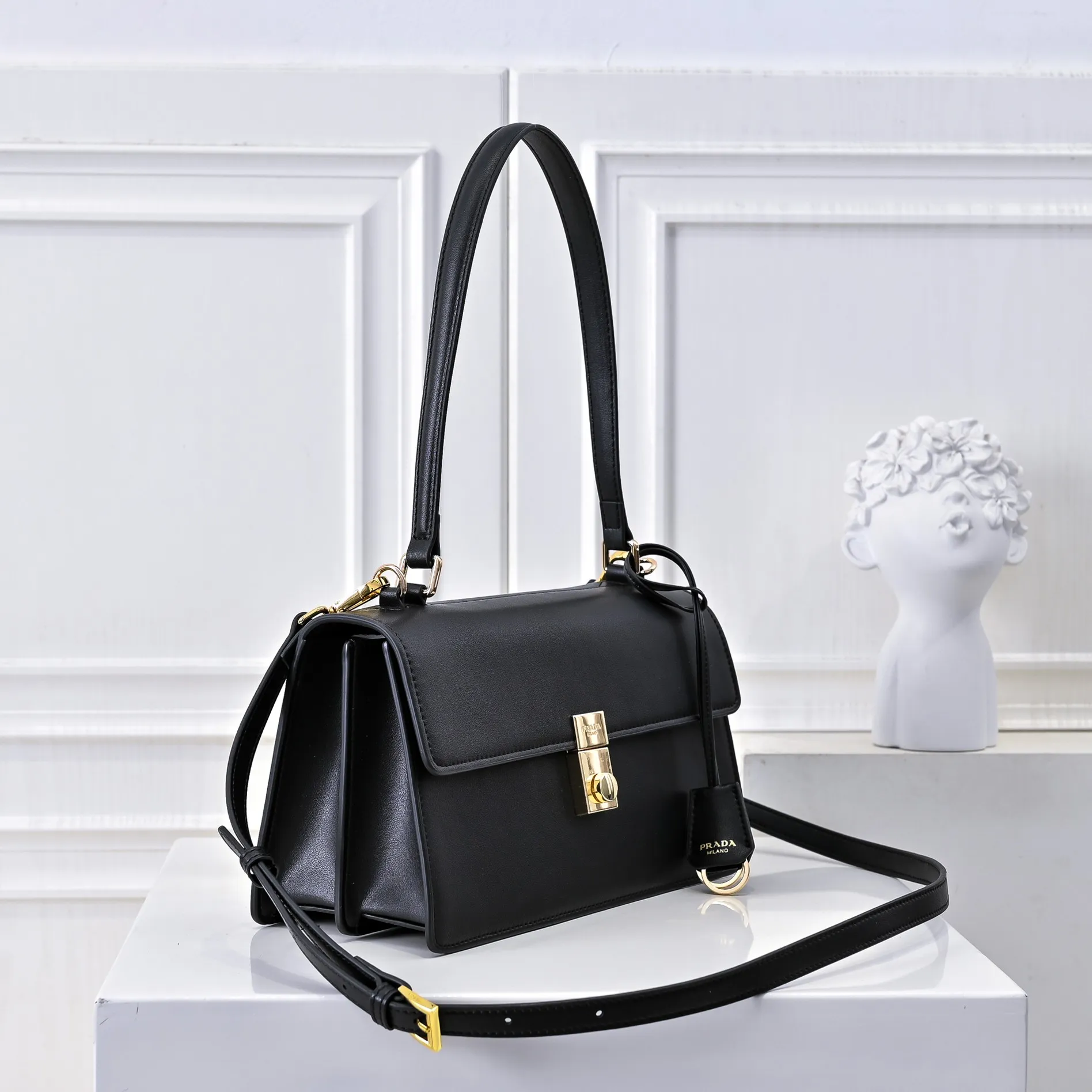 💰480￥✨New product launch✨2025 PRADA new series of Soft Sound handbags in early spring imported plain cowhide. Carefully crafted from imported cowhide. Accordion-style double compartment design with new logo and logo lock snap closure. Interpretation of unique and interesting style. The overall style of the bag is punk, cool and practical. Fashion and retro style are combined. The inner compartment capacity is also great. A new fashion trend-setter that combines retro fashion and practicality😘 Size: 28-16-10cm Material: Plain cowhide Style number: 7042