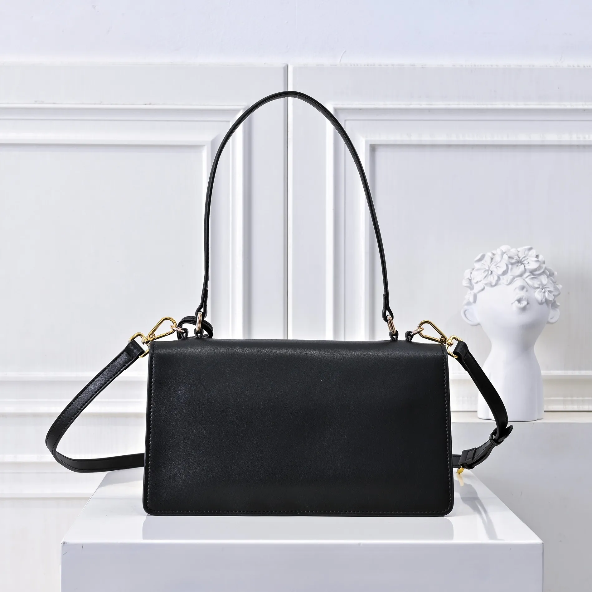 💰480￥✨New product launch✨2025 PRADA new series of Soft Sound handbags in early spring imported plain cowhide. Carefully crafted from imported cowhide. Accordion-style double compartment design with new logo and logo lock snap closure. Interpretation of unique and interesting style. The overall style of the bag is punk, cool and practical. Fashion and retro style are combined. The inner compartment capacity is also great. A new fashion trend-setter that combines retro fashion and practicality😘 Size: 28-16-10cm Material: Plain cowhide Style number: 7042