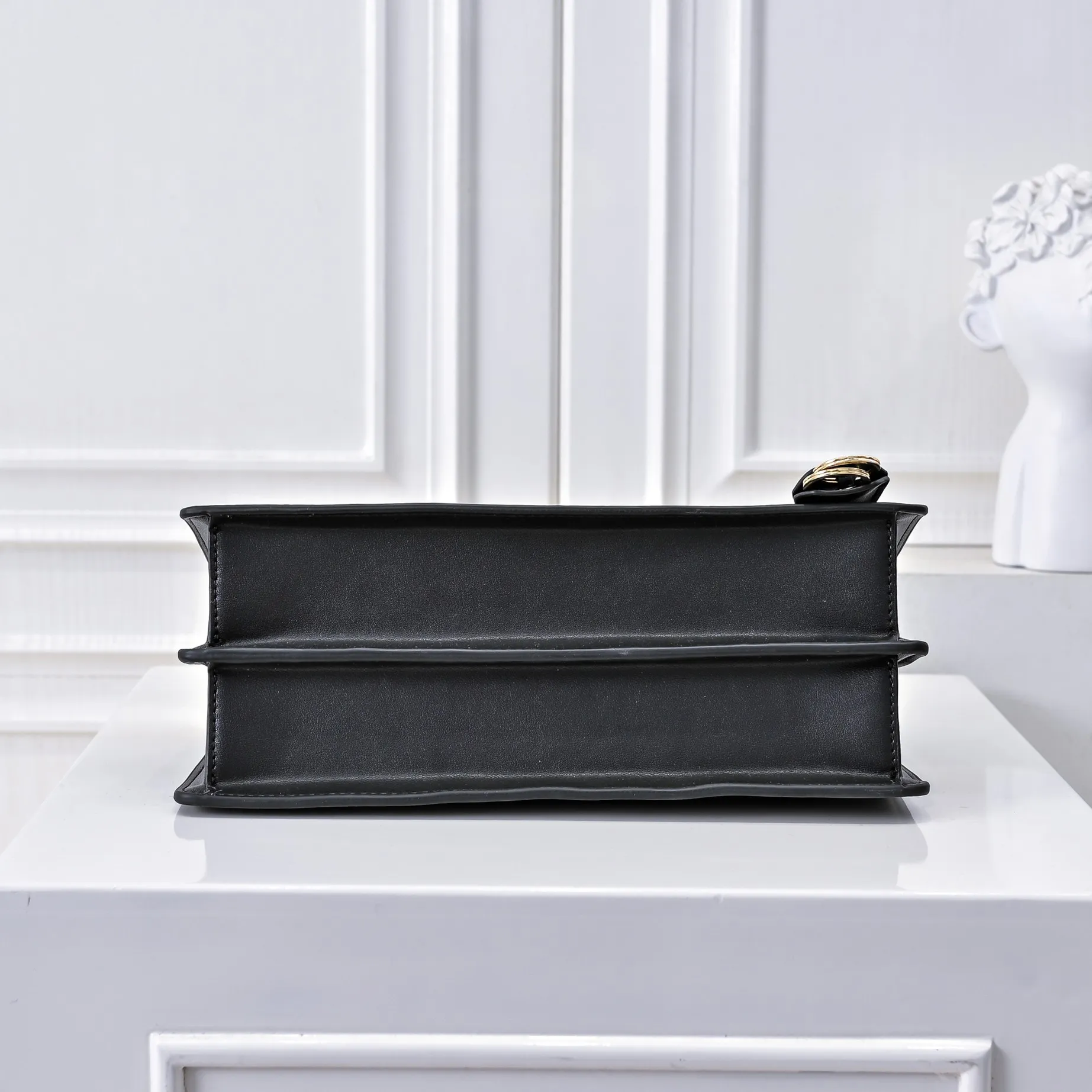 💰480￥✨New product launch✨2025 PRADA new series of Soft Sound handbags in early spring imported plain cowhide. Carefully crafted from imported cowhide. Accordion-style double compartment design with new logo and logo lock snap closure. Interpretation of unique and interesting style. The overall style of the bag is punk, cool and practical. Fashion and retro style are combined. The inner compartment capacity is also great. A new fashion trend-setter that combines retro fashion and practicality😘 Size: 28-16-10cm Material: Plain cowhide Style number: 7042
