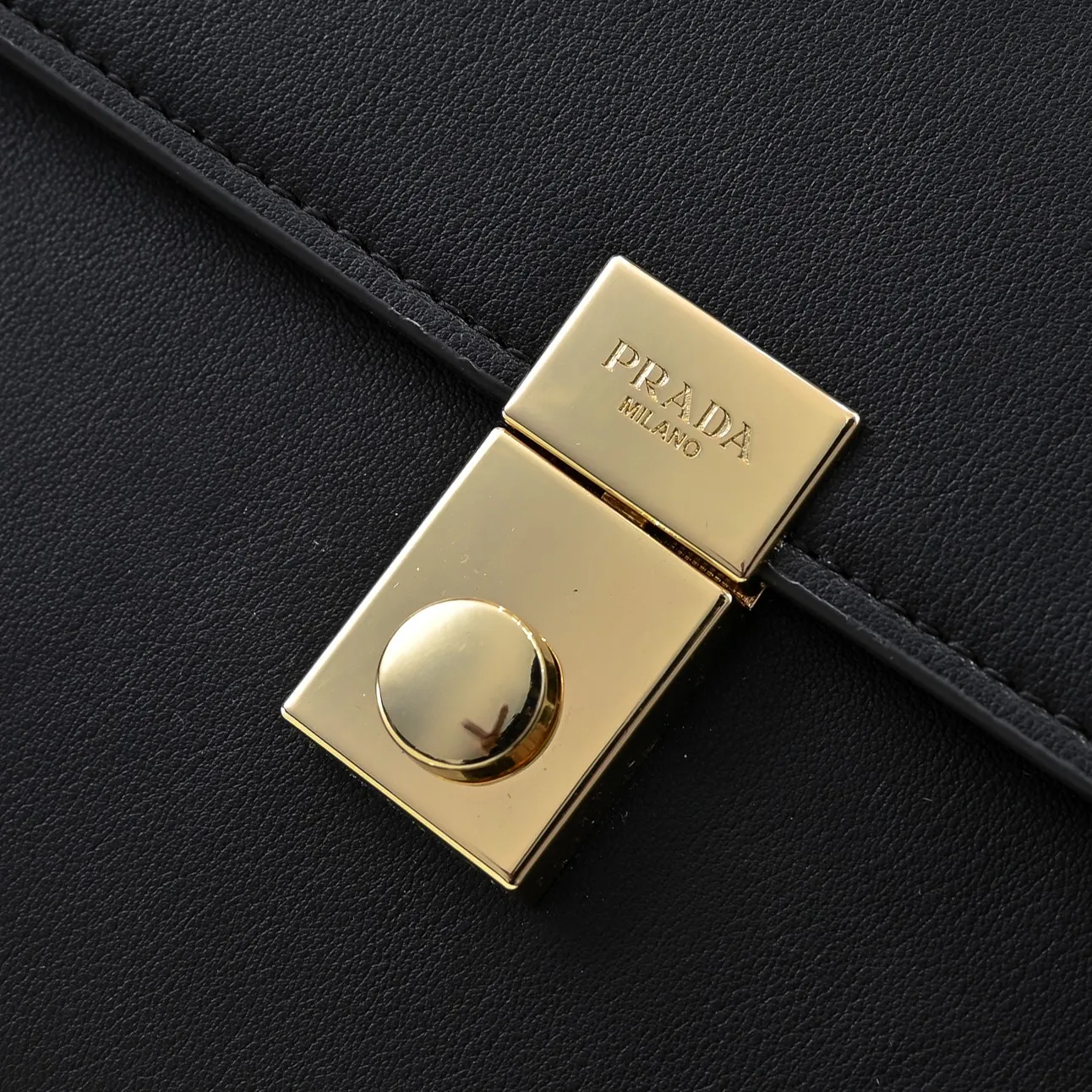 💰480￥✨New product launch✨2025 PRADA new series of Soft Sound handbags in early spring imported plain cowhide. Carefully crafted from imported cowhide. Accordion-style double compartment design with new logo and logo lock snap closure. Interpretation of unique and interesting style. The overall style of the bag is punk, cool and practical. Fashion and retro style are combined. The inner compartment capacity is also great. A new fashion trend-setter that combines retro fashion and practicality😘 Size: 28-16-10cm Material: Plain cowhide Style number: 7042