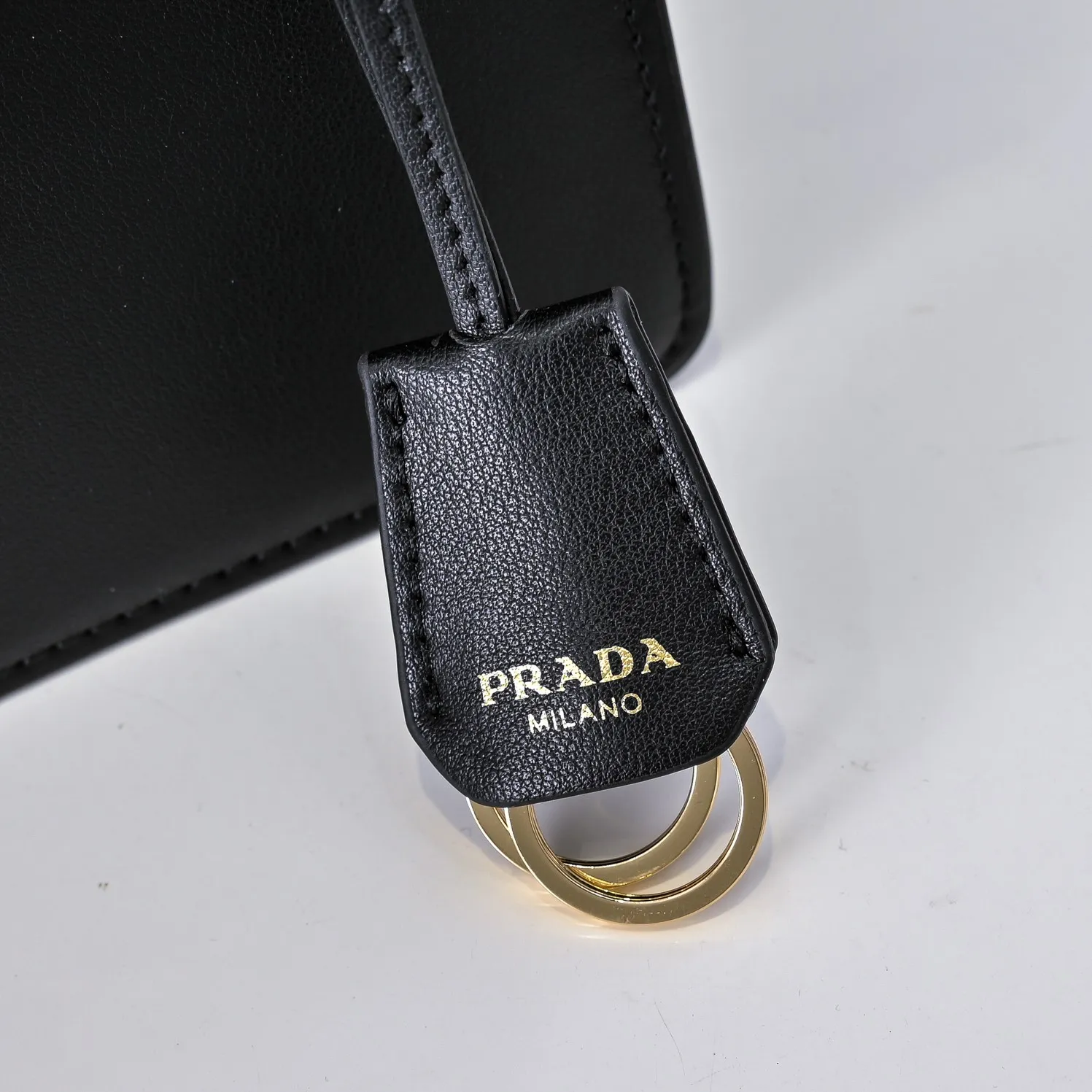 💰480￥✨New product launch✨2025 PRADA new series of Soft Sound handbags in early spring imported plain cowhide. Carefully crafted from imported cowhide. Accordion-style double compartment design with new logo and logo lock snap closure. Interpretation of unique and interesting style. The overall style of the bag is punk, cool and practical. Fashion and retro style are combined. The inner compartment capacity is also great. A new fashion trend-setter that combines retro fashion and practicality😘 Size: 28-16-10cm Material: Plain cowhide Style number: 7042