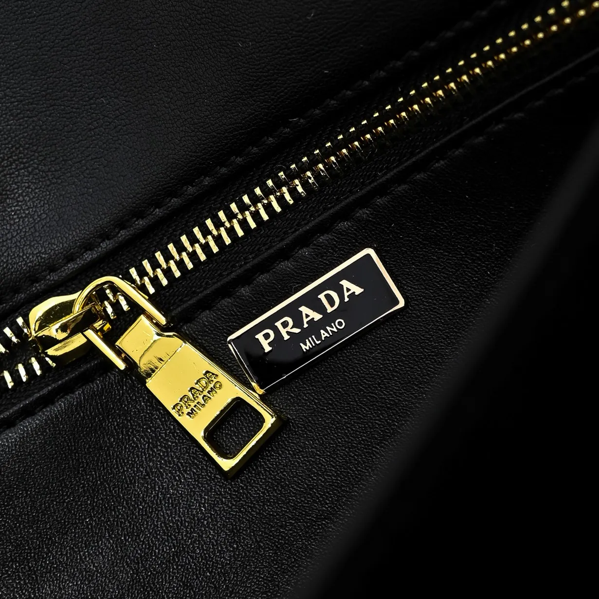 💰480￥✨New product launch✨2025 PRADA new series of Soft Sound handbags in early spring imported plain cowhide. Carefully crafted from imported cowhide. Accordion-style double compartment design with new logo and logo lock snap closure. Interpretation of unique and interesting style. The overall style of the bag is punk, cool and practical. Fashion and retro style are combined. The inner compartment capacity is also great. A new fashion trend-setter that combines retro fashion and practicality😘 Size: 28-16-10cm Material: Plain cowhide Style number: 7042