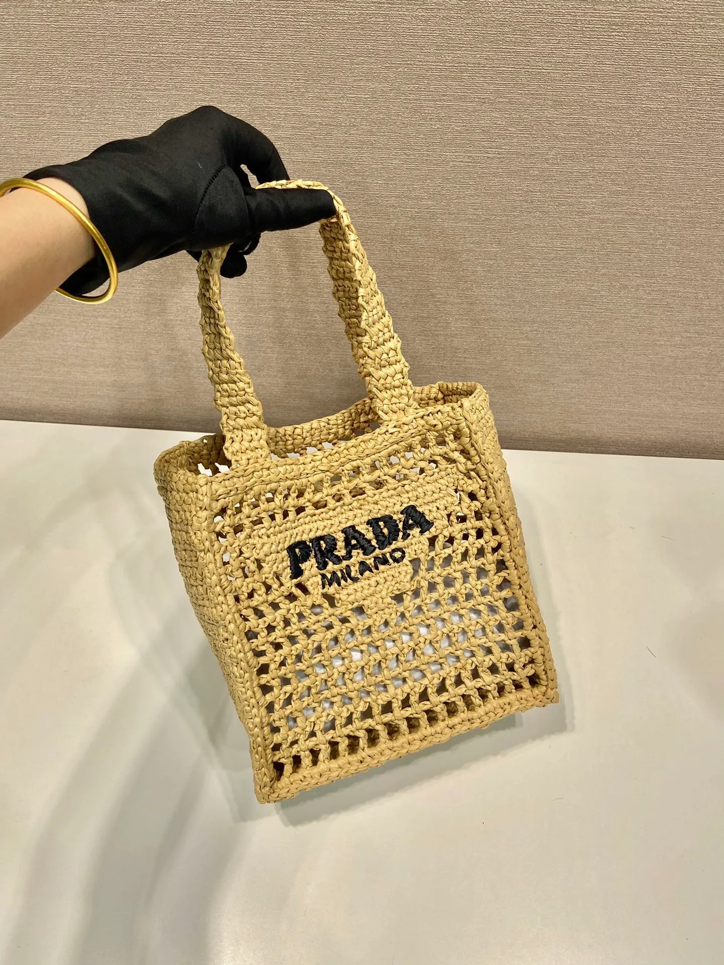 💰1060🎉Raffia Tote Bag🎉1BG444 Small🎉🎉 This soft deconstructed tote bag is made of raffia fiber material. The light and natural material expresses the summer mood. The iconic house triangle logo is reinterpreted and decorates the front of the bag, with an embroidered lettering logo in the center to evoke the brand's style. So beautiful🎉A must-have for summer, hurry up and get it🎉🎉 Length 26x Height 22x Bottom 11cm👏👏👏🎉🎉🎉