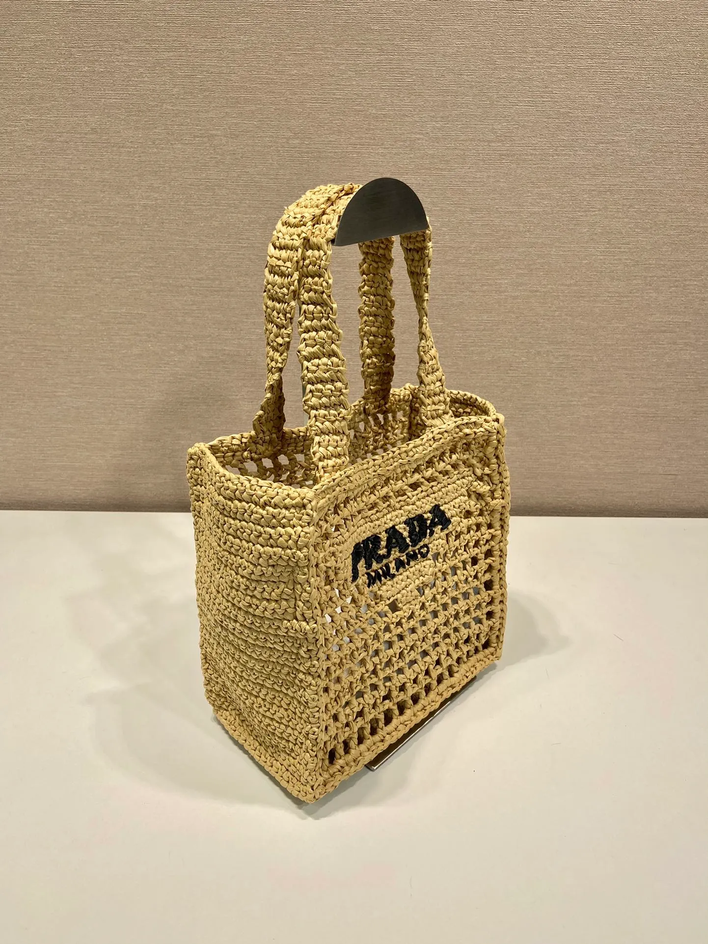 💰1060🎉Raffia Tote Bag🎉1BG444 Small🎉🎉 This soft deconstructed tote bag is made of raffia fiber material. The light and natural material expresses the summer mood. The iconic house triangle logo is reinterpreted and decorates the front of the bag, with an embroidered lettering logo in the center to evoke the brand's style. So beautiful🎉A must-have for summer, hurry up and get it🎉🎉 Length 26x Height 22x Bottom 11cm👏👏👏🎉🎉🎉