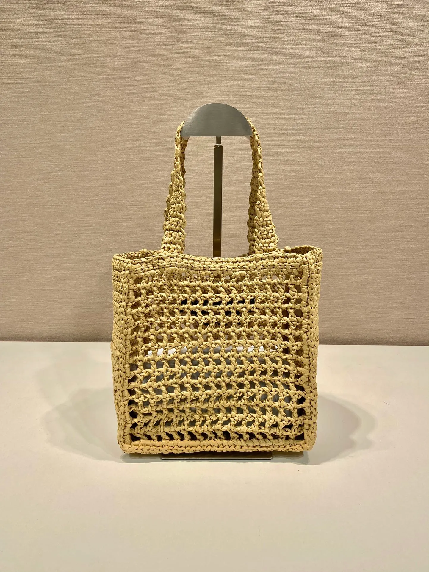 💰1060🎉Raffia Tote Bag🎉1BG444 Small🎉🎉 This soft deconstructed tote bag is made of raffia fiber material. The light and natural material expresses the summer mood. The iconic house triangle logo is reinterpreted and decorates the front of the bag, with an embroidered lettering logo in the center to evoke the brand's style. So beautiful🎉A must-have for summer, hurry up and get it🎉🎉 Length 26x Height 22x Bottom 11cm👏👏👏🎉🎉🎉