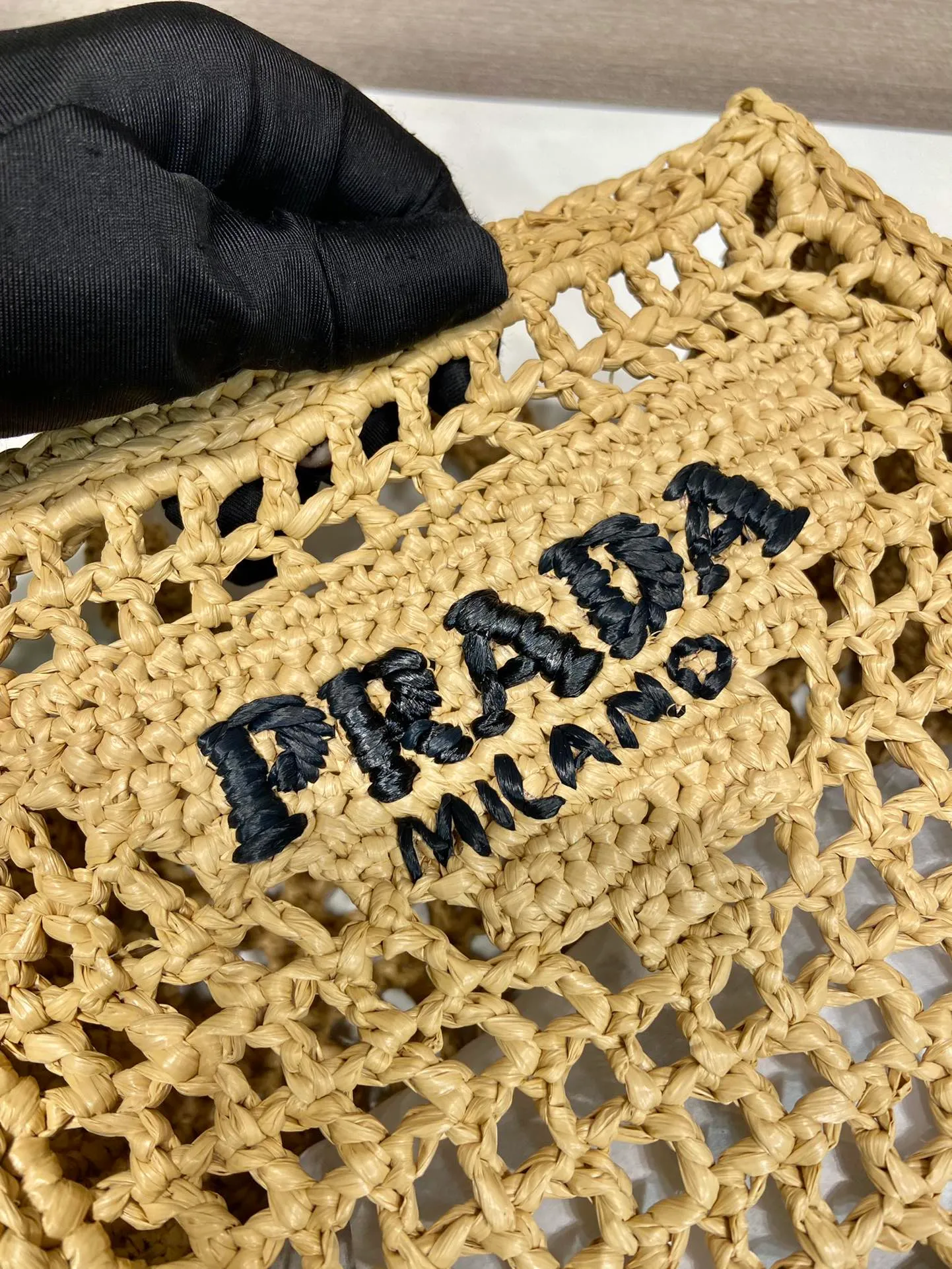 💰1060🎉Raffia Tote Bag🎉1BG444 Small🎉🎉 This soft deconstructed tote bag is made of raffia fiber material. The light and natural material expresses the summer mood. The iconic house triangle logo is reinterpreted and decorates the front of the bag, with an embroidered lettering logo in the center to evoke the brand's style. So beautiful🎉A must-have for summer, hurry up and get it🎉🎉 Length 26x Height 22x Bottom 11cm👏👏👏🎉🎉🎉