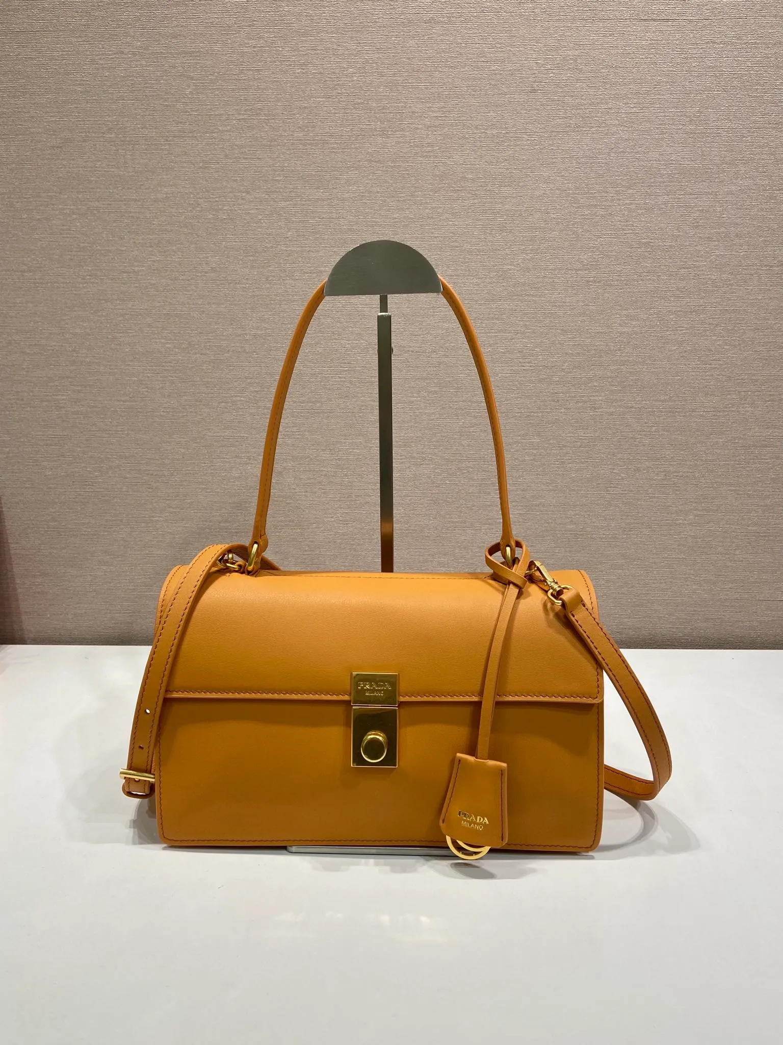 💰1560🎉New catwalk model🎉1BN023 calfskin🎉🎉 This new Soft Sound handbag is made of imported calfskin and soft sheepskin interior. It has ample space, is chic and versatile. Equipped with a detachable long shoulder strap and two compartments, it can be carried by hand or on the shoulder. 😘Shows diverse and fashionable styles. The upper body effect is so classy, ​​I love it😘, it’s another popular model for internet celebrities, babies, hurry up and get it🎉🎉 Length 28x Height 16x Bottom 10cm🎉🎉🎉👏👏👏