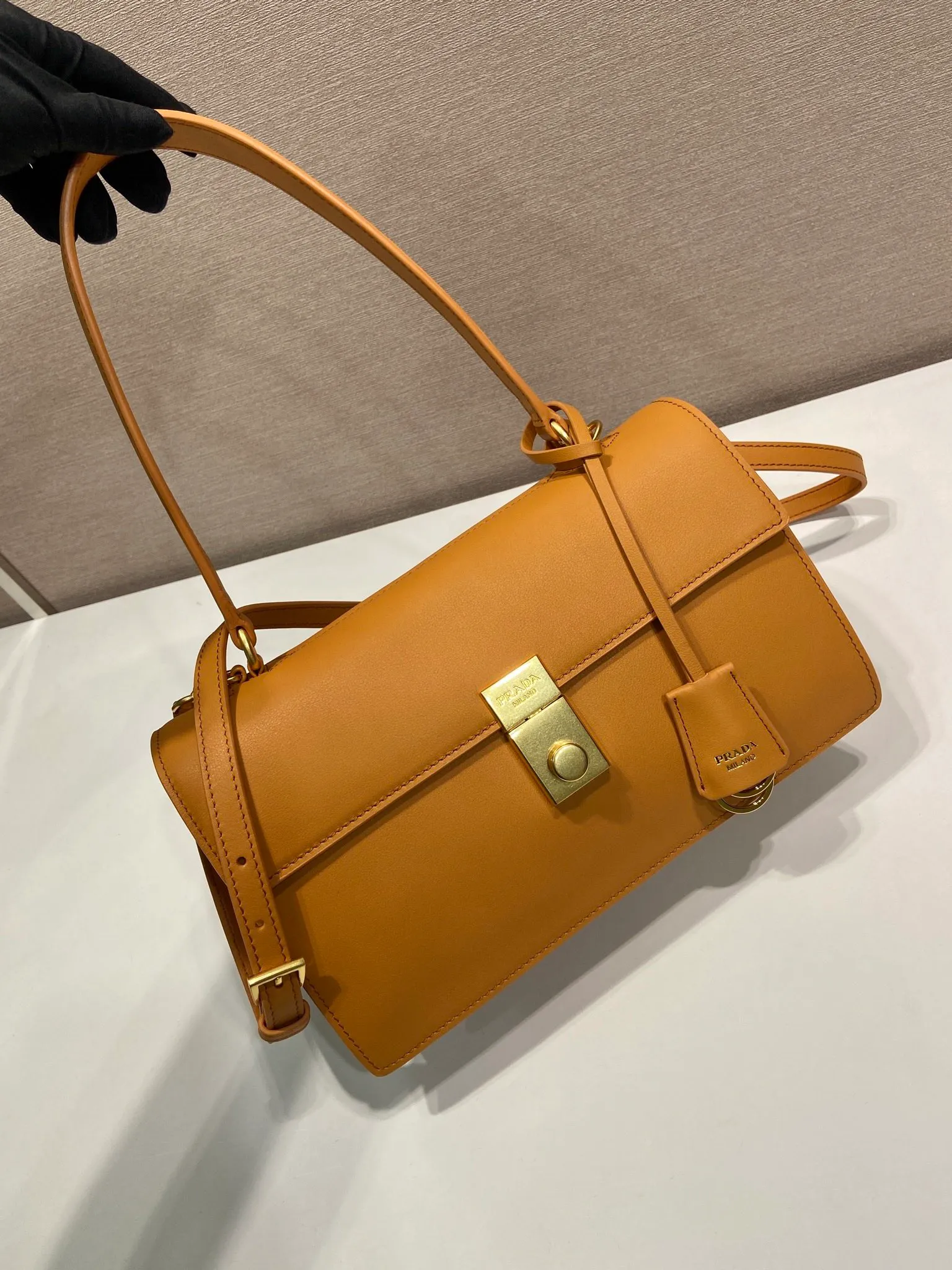 💰1560🎉New catwalk model🎉1BN023 calfskin🎉🎉 This new Soft Sound handbag is made of imported calfskin and soft sheepskin interior. It has ample space, is chic and versatile. Equipped with a detachable long shoulder strap and two compartments, it can be carried by hand or on the shoulder. 😘Shows diverse and fashionable styles. The upper body effect is so classy, ​​I love it😘, it’s another popular model for internet celebrities, babies, hurry up and get it🎉🎉 Length 28x Height 16x Bottom 10cm🎉🎉🎉👏👏👏