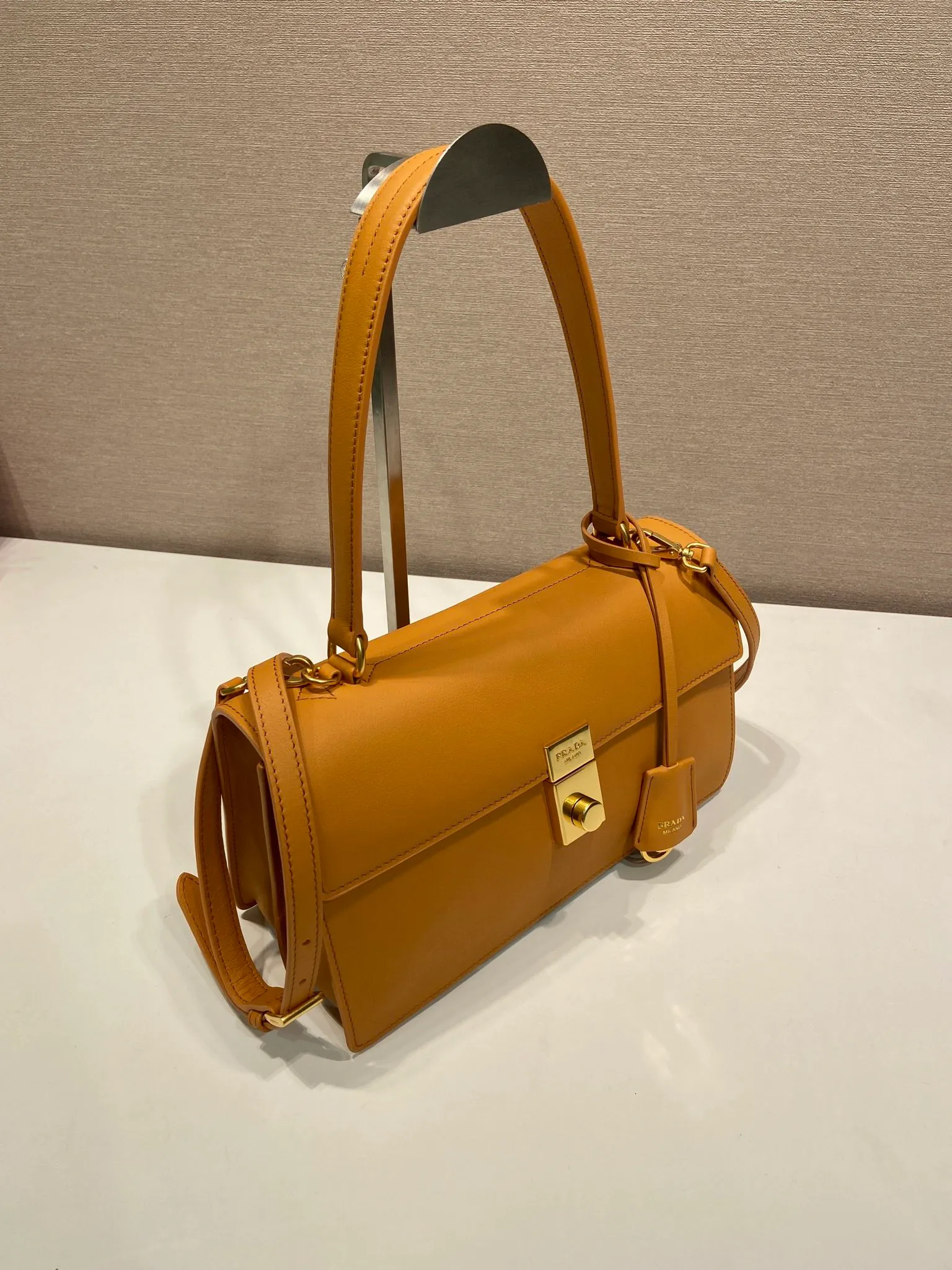 💰1560🎉New catwalk model🎉1BN023 calfskin🎉🎉 This new Soft Sound handbag is made of imported calfskin and soft sheepskin interior. It has ample space, is chic and versatile. Equipped with a detachable long shoulder strap and two compartments, it can be carried by hand or on the shoulder. 😘Shows diverse and fashionable styles. The upper body effect is so classy, ​​I love it😘, it’s another popular model for internet celebrities, babies, hurry up and get it🎉🎉 Length 28x Height 16x Bottom 10cm🎉🎉🎉👏👏👏