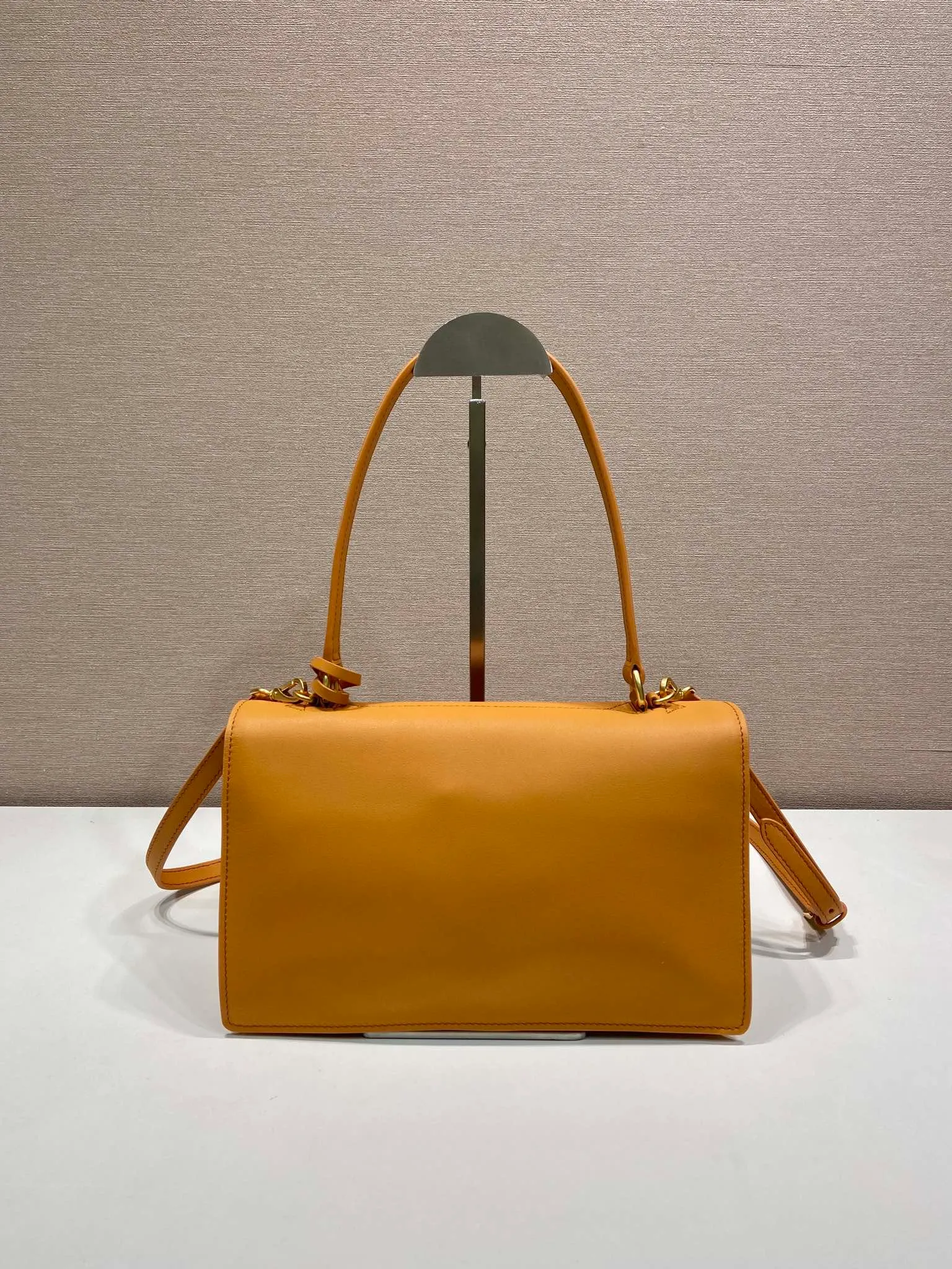 💰1560🎉New catwalk model🎉1BN023 calfskin🎉🎉 This new Soft Sound handbag is made of imported calfskin and soft sheepskin interior. It has ample space, is chic and versatile. Equipped with a detachable long shoulder strap and two compartments, it can be carried by hand or on the shoulder. 😘Shows diverse and fashionable styles. The upper body effect is so classy, ​​I love it😘, it’s another popular model for internet celebrities, babies, hurry up and get it🎉🎉 Length 28x Height 16x Bottom 10cm🎉🎉🎉👏👏👏