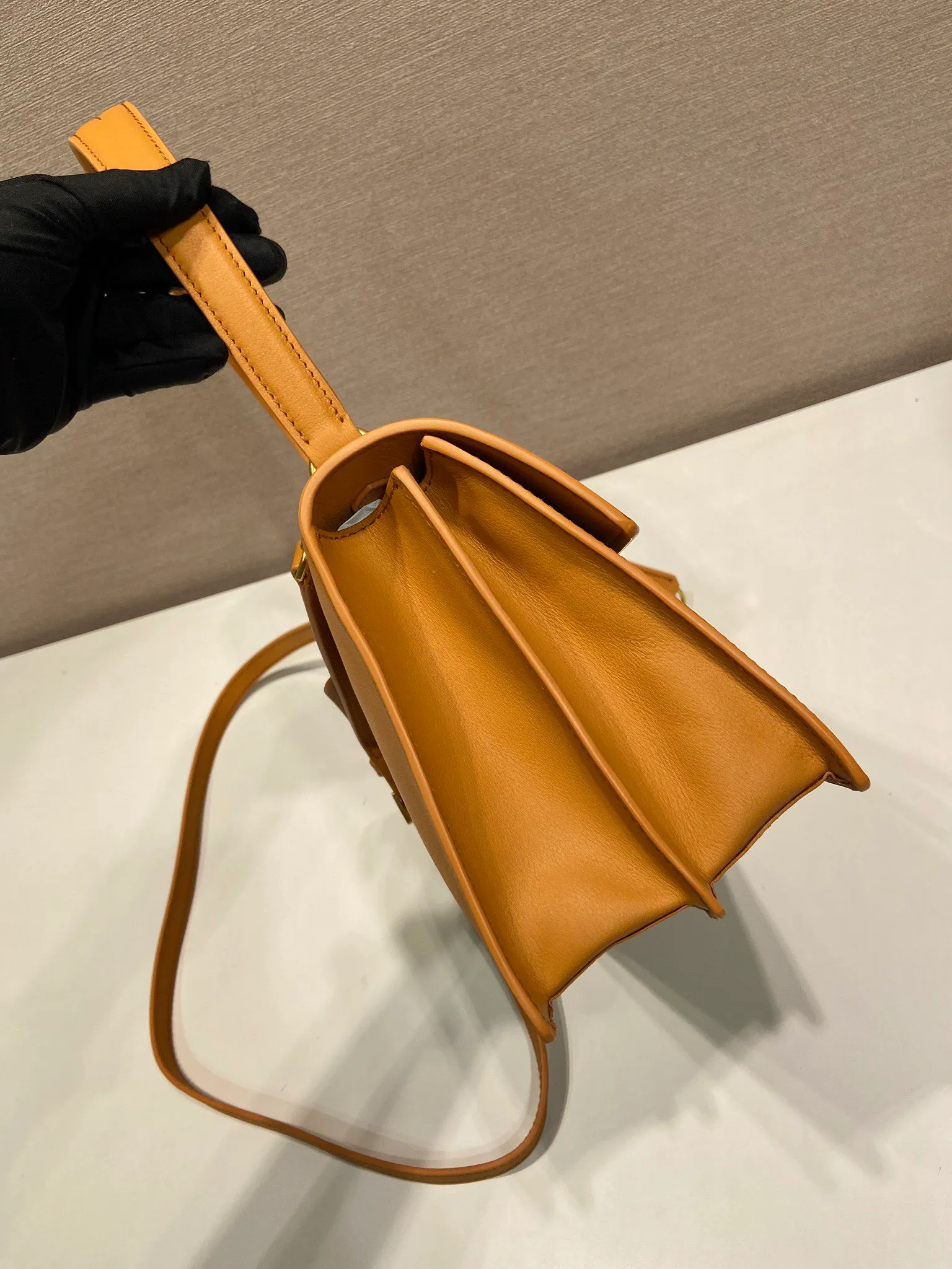 💰1560🎉New catwalk model🎉1BN023 calfskin🎉🎉 This new Soft Sound handbag is made of imported calfskin and soft sheepskin interior. It has ample space, is chic and versatile. Equipped with a detachable long shoulder strap and two compartments, it can be carried by hand or on the shoulder. 😘Shows diverse and fashionable styles. The upper body effect is so classy, ​​I love it😘, it’s another popular model for internet celebrities, babies, hurry up and get it🎉🎉 Length 28x Height 16x Bottom 10cm🎉🎉🎉👏👏👏