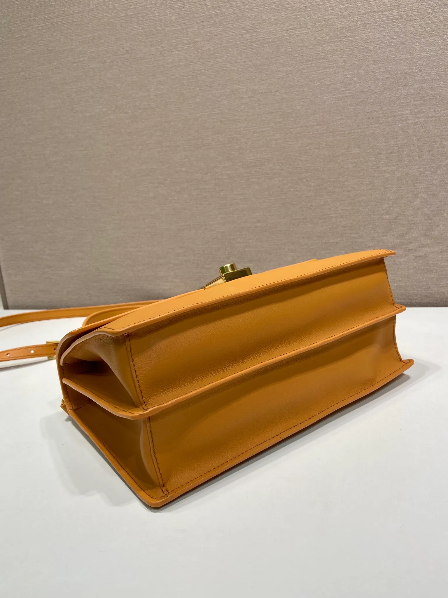 💰1560🎉New catwalk model🎉1BN023 calfskin🎉🎉 This new Soft Sound handbag is made of imported calfskin and soft sheepskin interior. It has ample space, is chic and versatile. Equipped with a detachable long shoulder strap and two compartments, it can be carried by hand or on the shoulder. 😘Shows diverse and fashionable styles. The upper body effect is so classy, ​​I love it😘, it’s another popular model for internet celebrities, babies, hurry up and get it🎉🎉 Length 28x Height 16x Bottom 10cm🎉🎉🎉👏👏👏