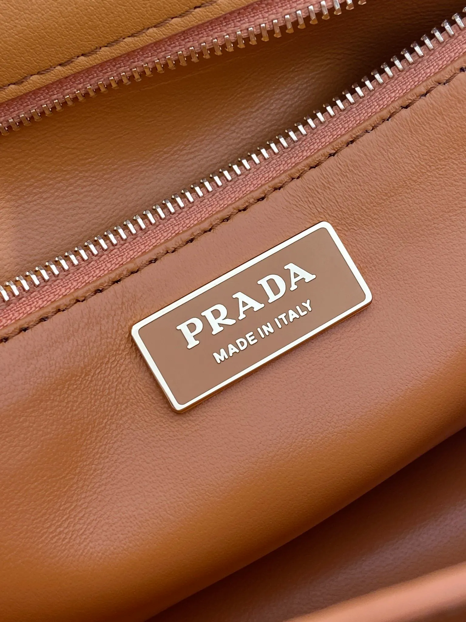 💰1560🎉New catwalk model🎉1BN023 calfskin🎉🎉 This new Soft Sound handbag is made of imported calfskin and soft sheepskin interior. It has ample space, is chic and versatile. Equipped with a detachable long shoulder strap and two compartments, it can be carried by hand or on the shoulder. 😘Shows diverse and fashionable styles. The upper body effect is so classy, ​​I love it😘, it’s another popular model for internet celebrities, babies, hurry up and get it🎉🎉 Length 28x Height 16x Bottom 10cm🎉🎉🎉👏👏👏