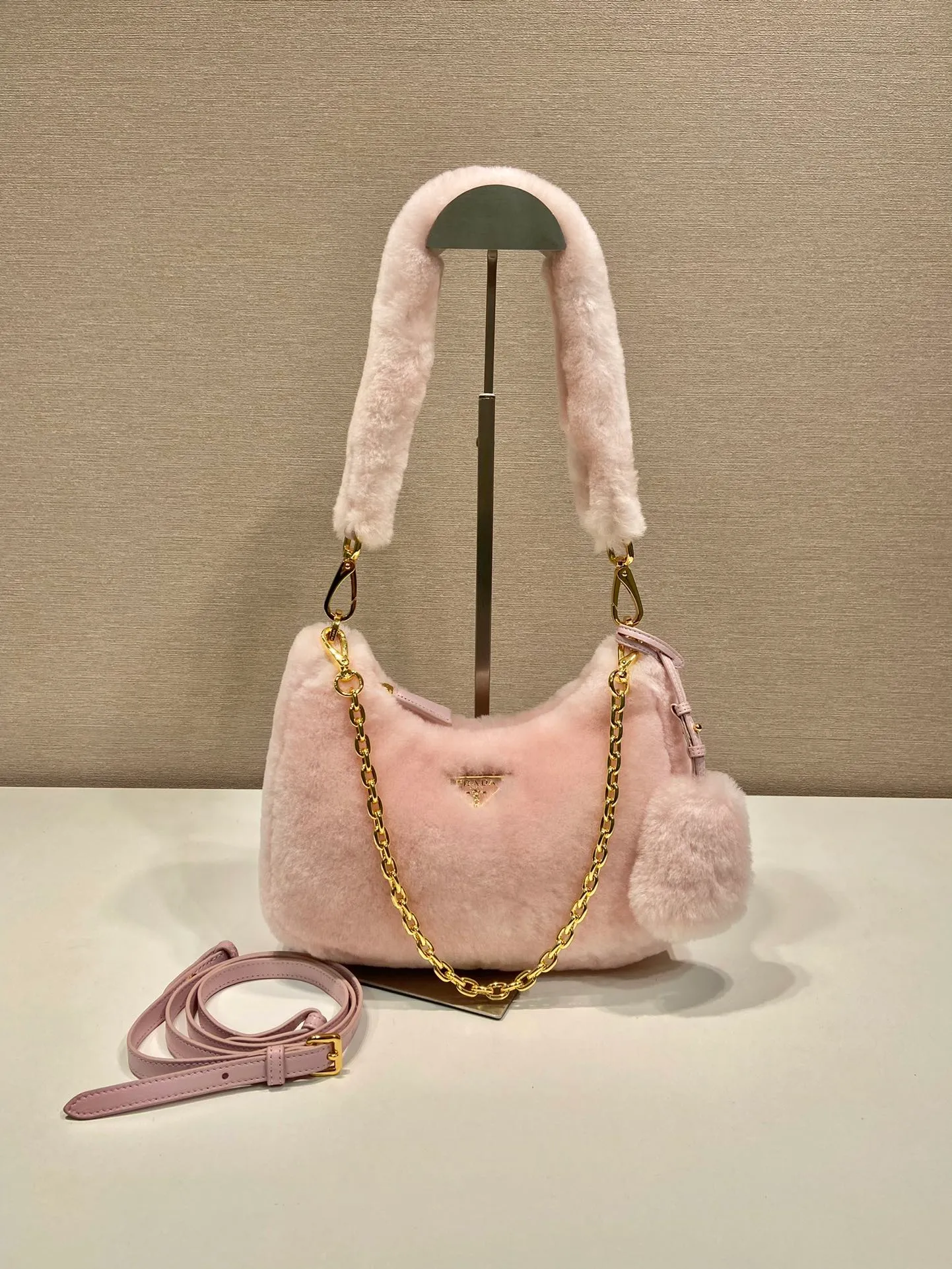 💰1520🎉Hobo fur bag🎉1BC204 new goat hair🎉🎉 This Hobo fur bag is made of imported goats and is equipped with a detachable fur shoulder strap and chain. It adds a touch of sexiness under the armpit bag and is also equipped with a detachable long shoulder strap. Babies who like sportsexy can carry it cross-body and continue to create a concave shape easily. It is highly functional. What I love most is that there is a small pendant hanging on the shoulder strap. So beautiful🎉🎉 A must-have in winter, I love it for babies. Get it now. Length 23x Height 17x Bottom 8cm🎉🎉🎉