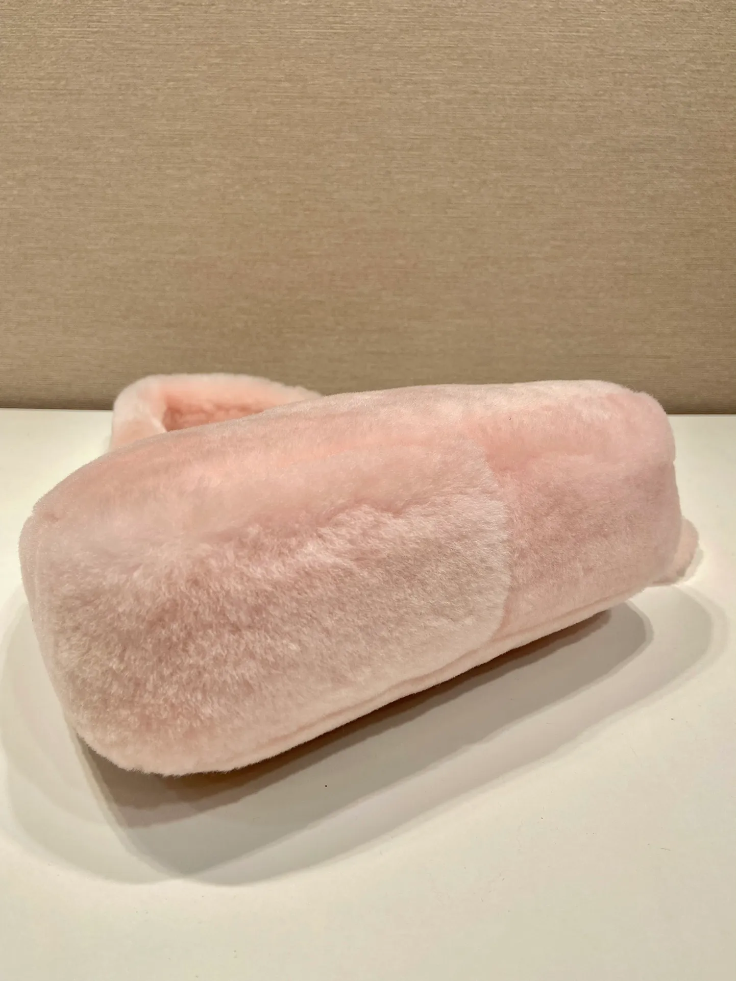 💰1520🎉Hobo fur bag🎉1BC204 new goat hair🎉🎉 This Hobo fur bag is made of imported goats and is equipped with a detachable fur shoulder strap and chain. It adds a touch of sexiness under the armpit bag and is also equipped with a detachable long shoulder strap. Babies who like sportsexy can carry it cross-body and continue to create a concave shape easily. It is highly functional. What I love most is that there is a small pendant hanging on the shoulder strap. So beautiful🎉🎉 A must-have in winter, I love it for babies. Get it now. Length 23x Height 17x Bottom 8cm🎉🎉🎉
