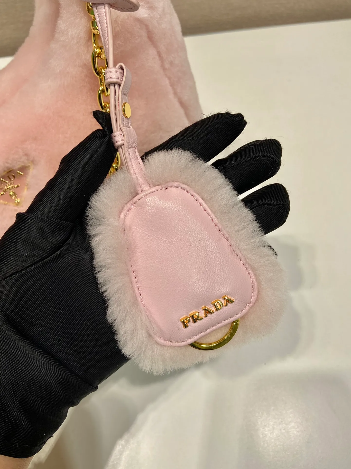 💰1520🎉Hobo fur bag🎉1BC204 new goat hair🎉🎉 This Hobo fur bag is made of imported goats and is equipped with a detachable fur shoulder strap and chain. It adds a touch of sexiness under the armpit bag and is also equipped with a detachable long shoulder strap. Babies who like sportsexy can carry it cross-body and continue to create a concave shape easily. It is highly functional. What I love most is that there is a small pendant hanging on the shoulder strap. So beautiful🎉🎉 A must-have in winter, I love it for babies. Get it now. Length 23x Height 17x Bottom 8cm🎉🎉🎉