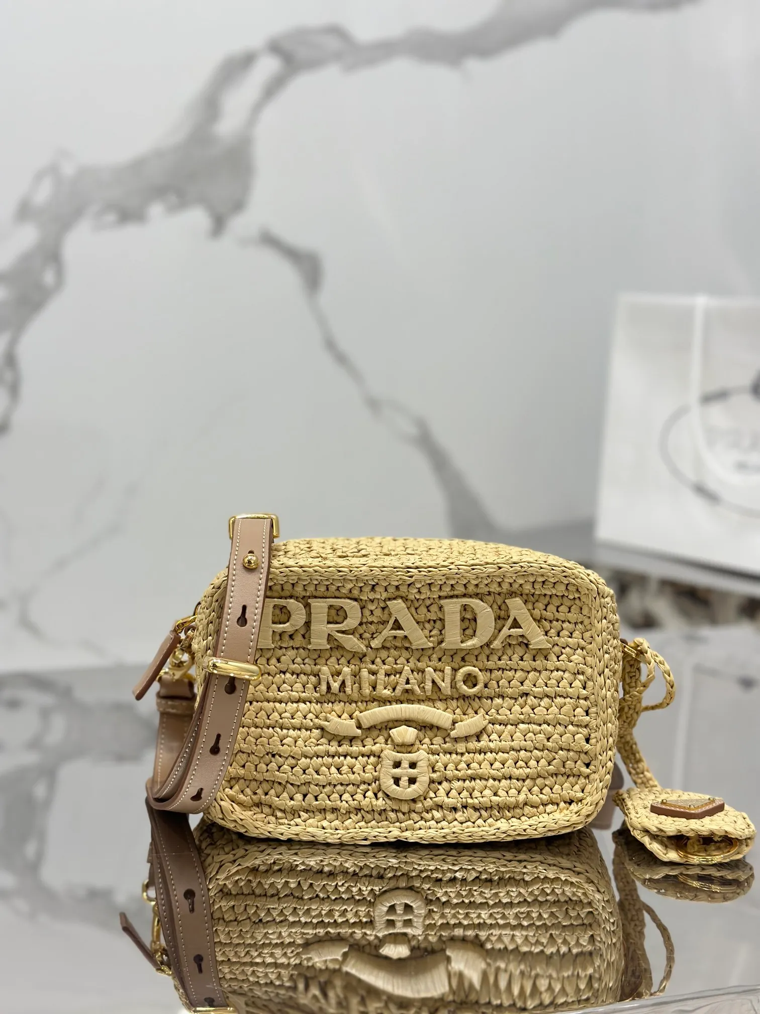 💰1640💨 Straw Camera 📷 Bag A ray of light in summer, the entire bag is handmade with top-grade raffia, the logo is handmade, equipped with an adjustable long shoulder strap, and triangular logo hardware on the back! Style number: 1BH196 Size: length 20x height 13x bottom 7cm