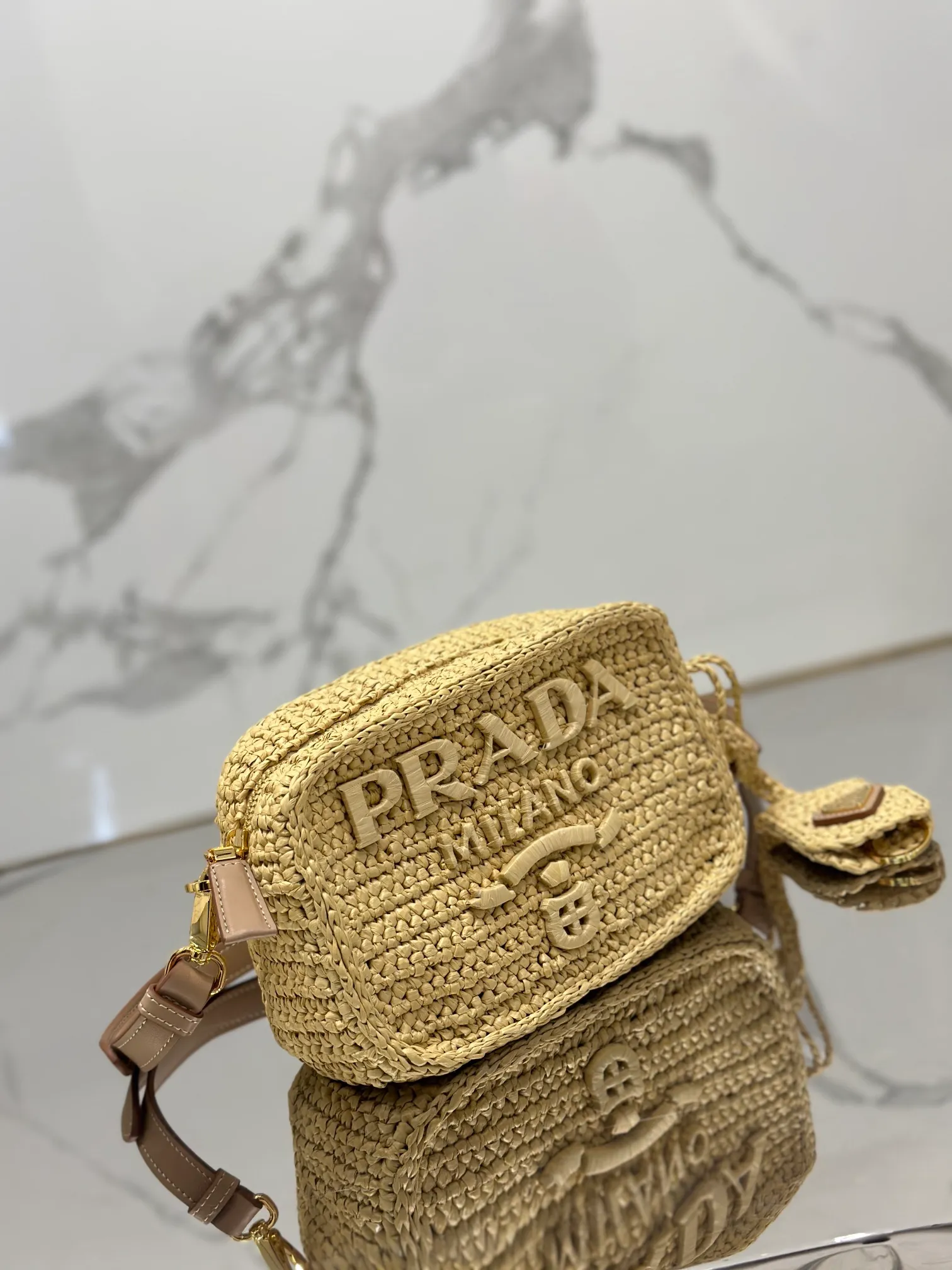 💰1640💨 Straw Camera 📷 Bag A ray of light in summer, the entire bag is handmade with top-grade raffia, the logo is handmade, equipped with an adjustable long shoulder strap, and triangular logo hardware on the back! Style number: 1BH196 Size: length 20x height 13x bottom 7cm