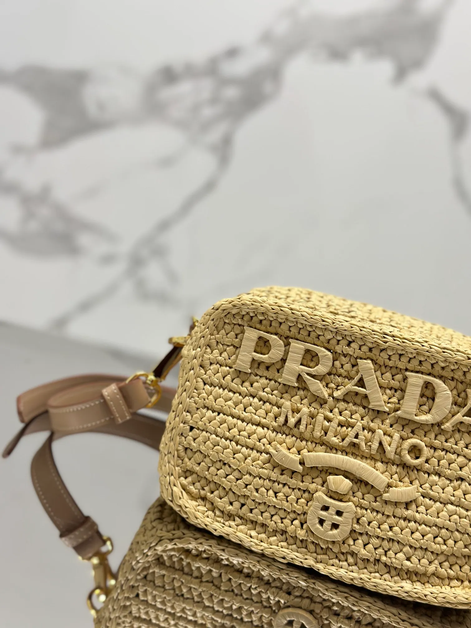 💰1640💨 Straw Camera 📷 Bag A ray of light in summer, the entire bag is handmade with top-grade raffia, the logo is handmade, equipped with an adjustable long shoulder strap, and triangular logo hardware on the back! Style number: 1BH196 Size: length 20x height 13x bottom 7cm