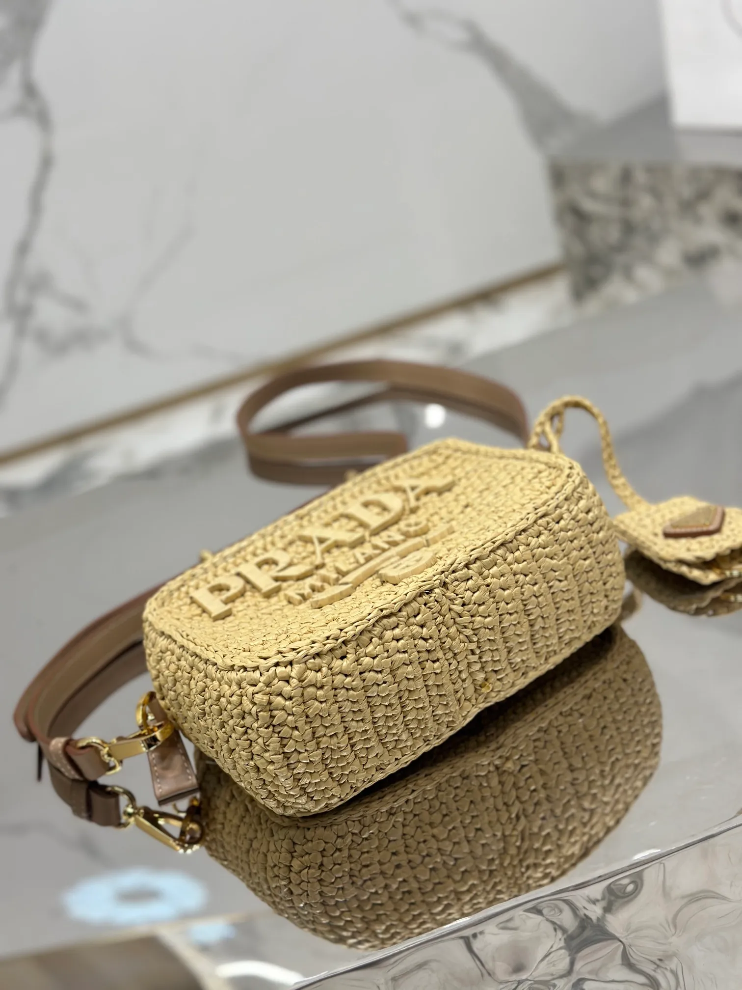 💰1640💨 Straw Camera 📷 Bag A ray of light in summer, the entire bag is handmade with top-grade raffia, the logo is handmade, equipped with an adjustable long shoulder strap, and triangular logo hardware on the back! Style number: 1BH196 Size: length 20x height 13x bottom 7cm