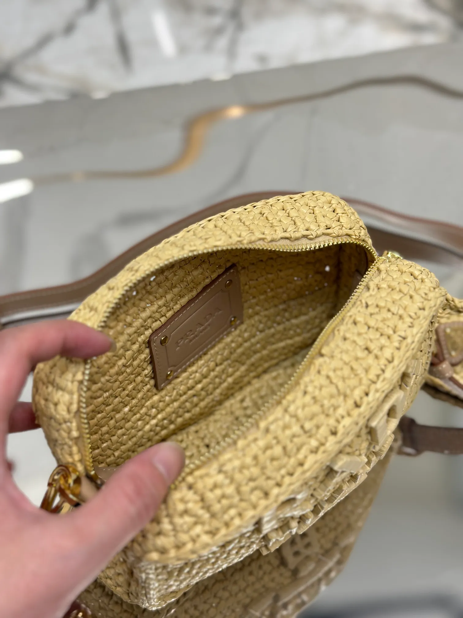 💰1640💨 Straw Camera 📷 Bag A ray of light in summer, the entire bag is handmade with top-grade raffia, the logo is handmade, equipped with an adjustable long shoulder strap, and triangular logo hardware on the back! Style number: 1BH196 Size: length 20x height 13x bottom 7cm
