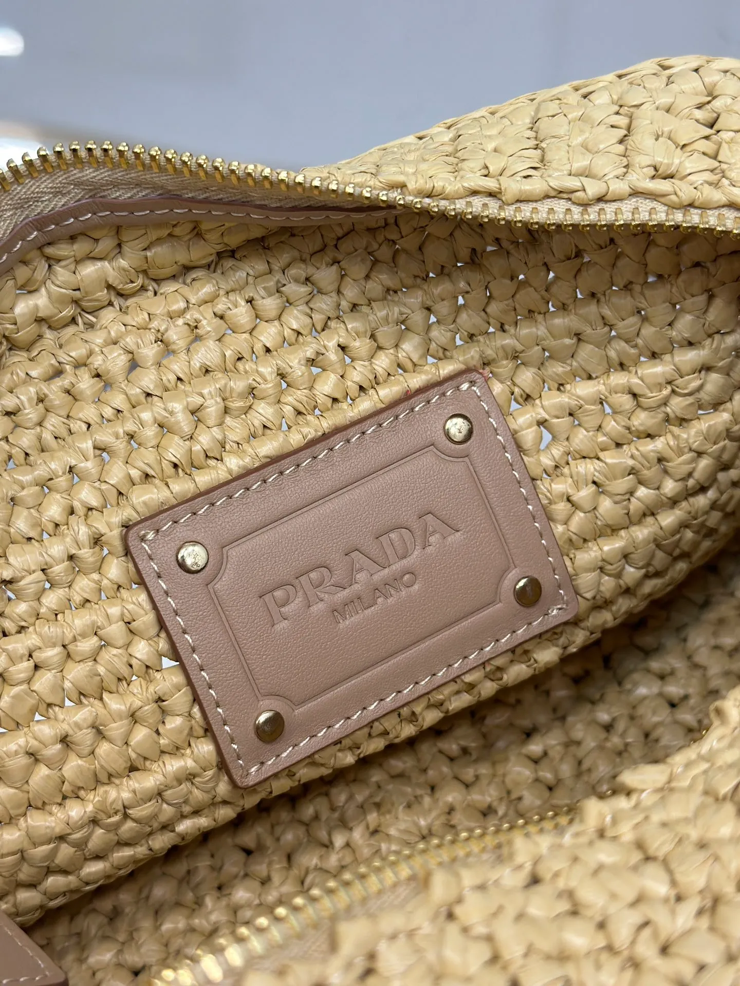 💰1640💨 Straw Camera 📷 Bag A ray of light in summer, the entire bag is handmade with top-grade raffia, the logo is handmade, equipped with an adjustable long shoulder strap, and triangular logo hardware on the back! Style number: 1BH196 Size: length 20x height 13x bottom 7cm
