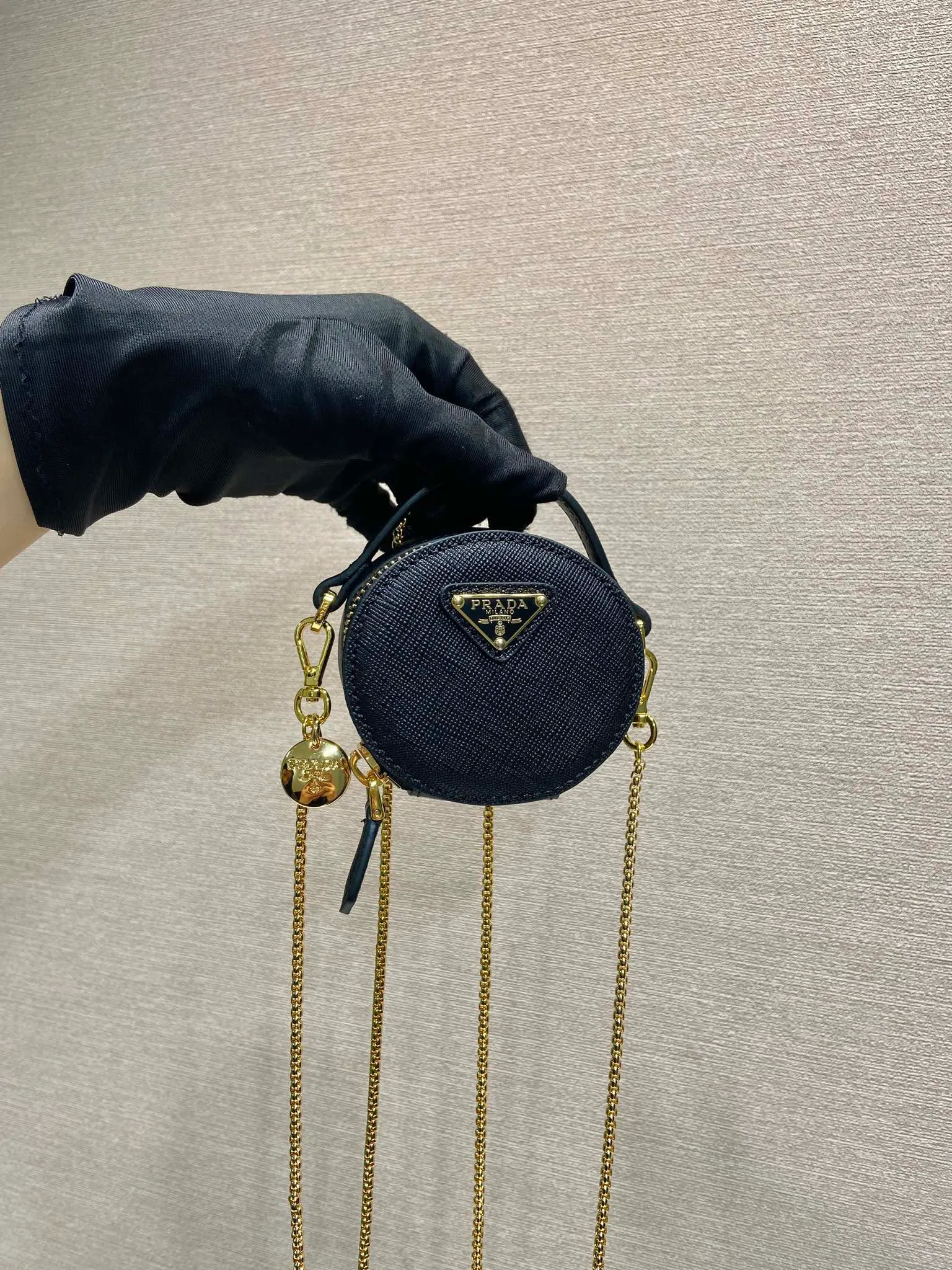 💰960🎉Cross Pattern Small Round Bag🎉1NR023🎉🎉 This round mini bag shows a modern and exquisite silhouette. It is made of cross-grain cowhide, decorated with sparkling metal hardware, and matched with an elegant detachable chain shoulder strap. It is so cute😍The upper body effect is very eye-catching, cute and cool, don’t you be tempted😗😗, beauties, hurry up and get it, it’s so beautiful and cute😋😋 Length 8x height 8x base 3.5cm🎉🎉🎉👏👏👏
