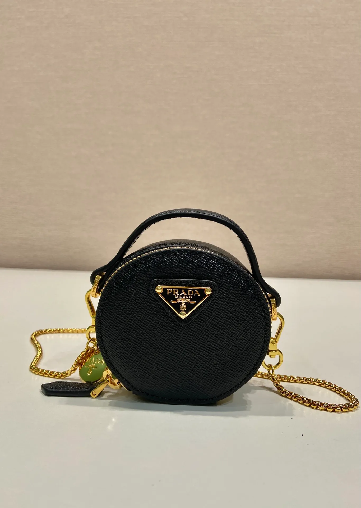 💰960🎉Cross Pattern Small Round Bag🎉1NR023🎉🎉 This round mini bag shows a modern and exquisite silhouette. It is made of cross-grain cowhide, decorated with sparkling metal hardware, and matched with an elegant detachable chain shoulder strap. It is so cute😍The upper body effect is very eye-catching, cute and cool, don’t you be tempted😗😗, beauties, hurry up and get it, it’s so beautiful and cute😋😋 Length 8x height 8x base 3.5cm🎉🎉🎉👏👏👏