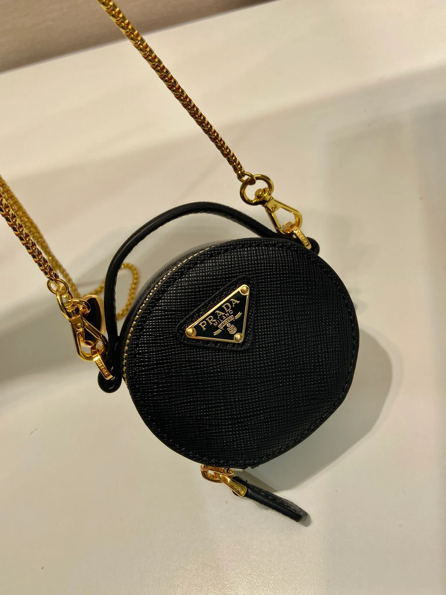 💰960🎉Cross Pattern Small Round Bag🎉1NR023🎉🎉 This round mini bag shows a modern and exquisite silhouette. It is made of cross-grain cowhide, decorated with sparkling metal hardware, and matched with an elegant detachable chain shoulder strap. It is so cute😍The upper body effect is very eye-catching, cute and cool, don’t you be tempted😗😗, beauties, hurry up and get it, it’s so beautiful and cute😋😋 Length 8x height 8x base 3.5cm🎉🎉🎉👏👏👏
